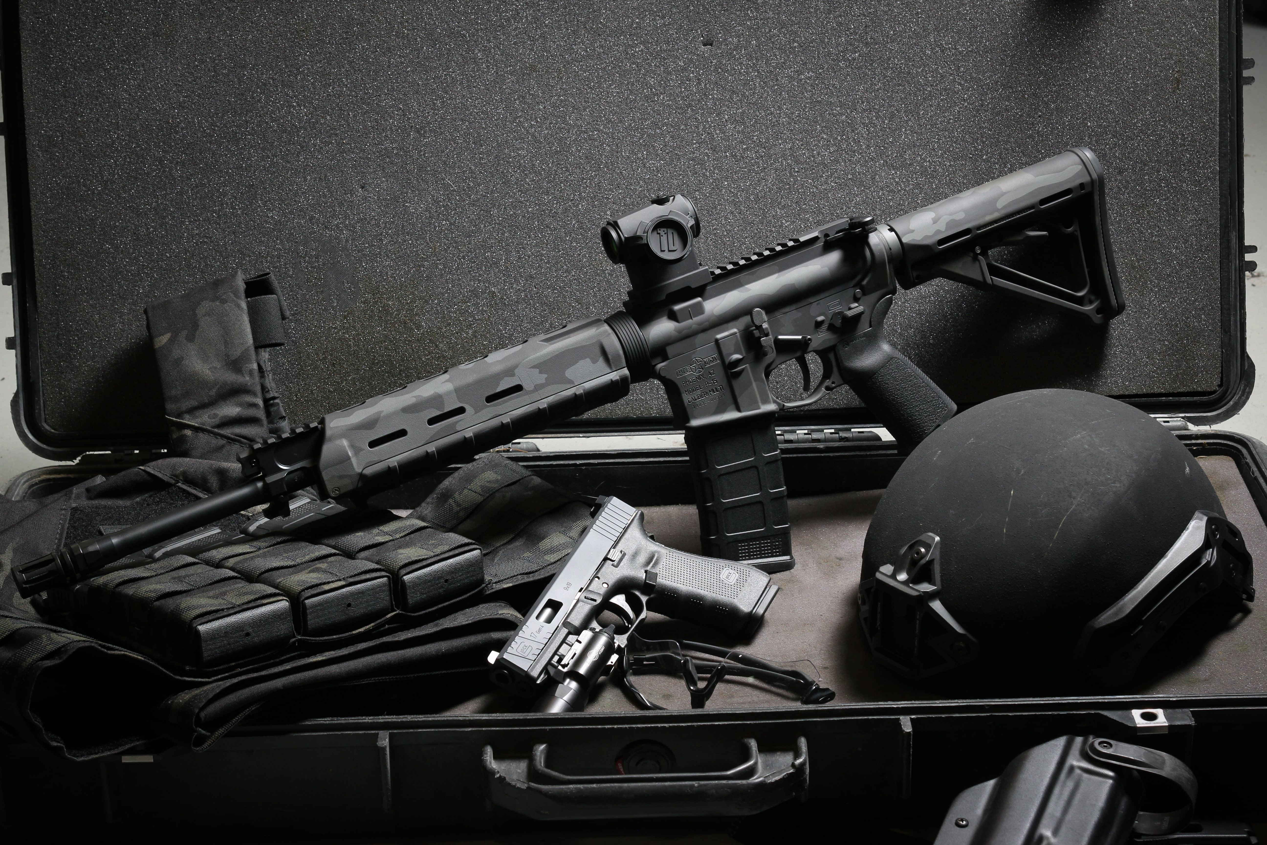 5K, Glock, background, gun, suitcase, assault rifle, helmet, weapons, HD Wallpaper