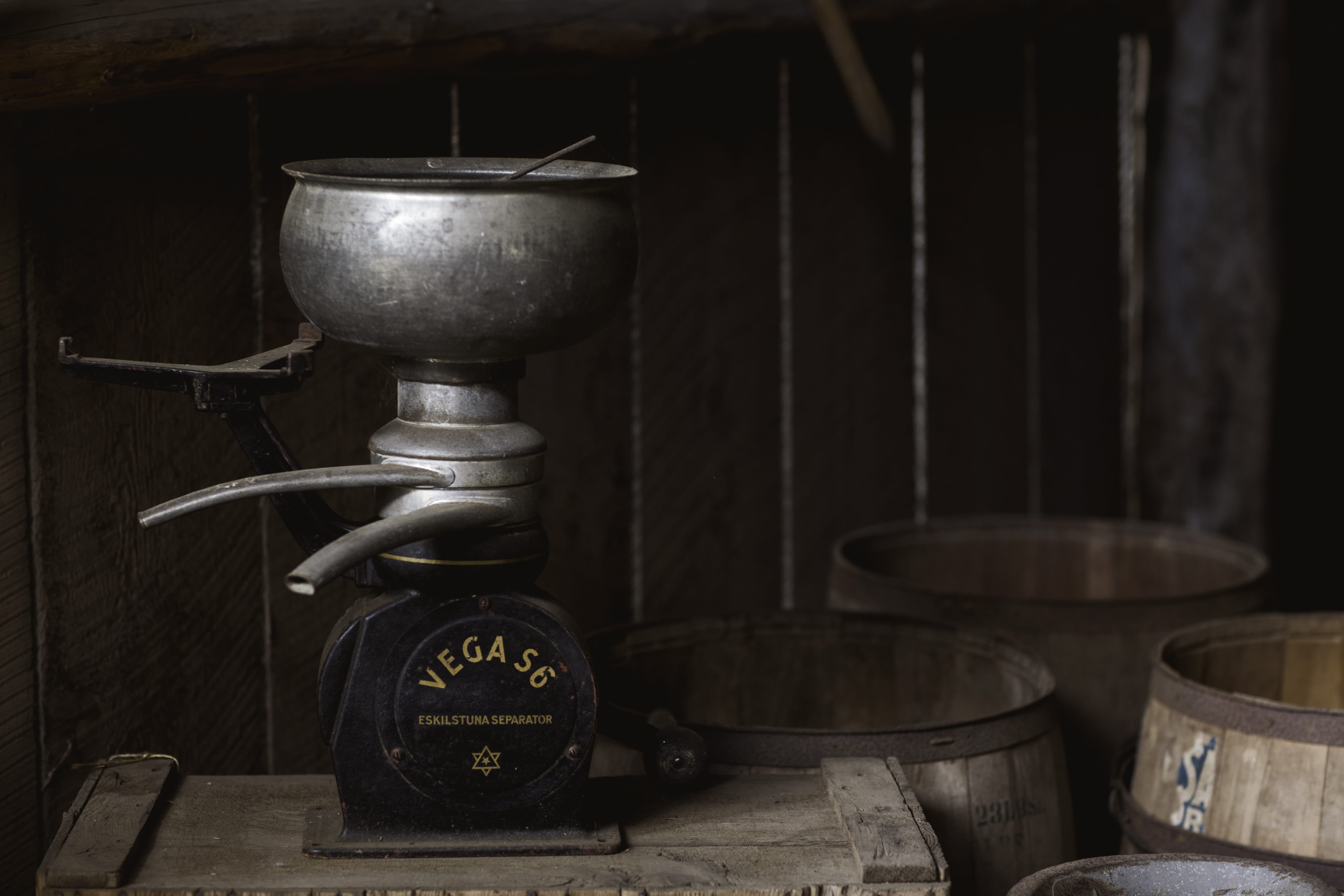 weight scale, domestic room, the past, retro, near, maker, wood - material, commercial, number, cooking utensil, scale, still life, table, metal, brown, HD Wallpaper