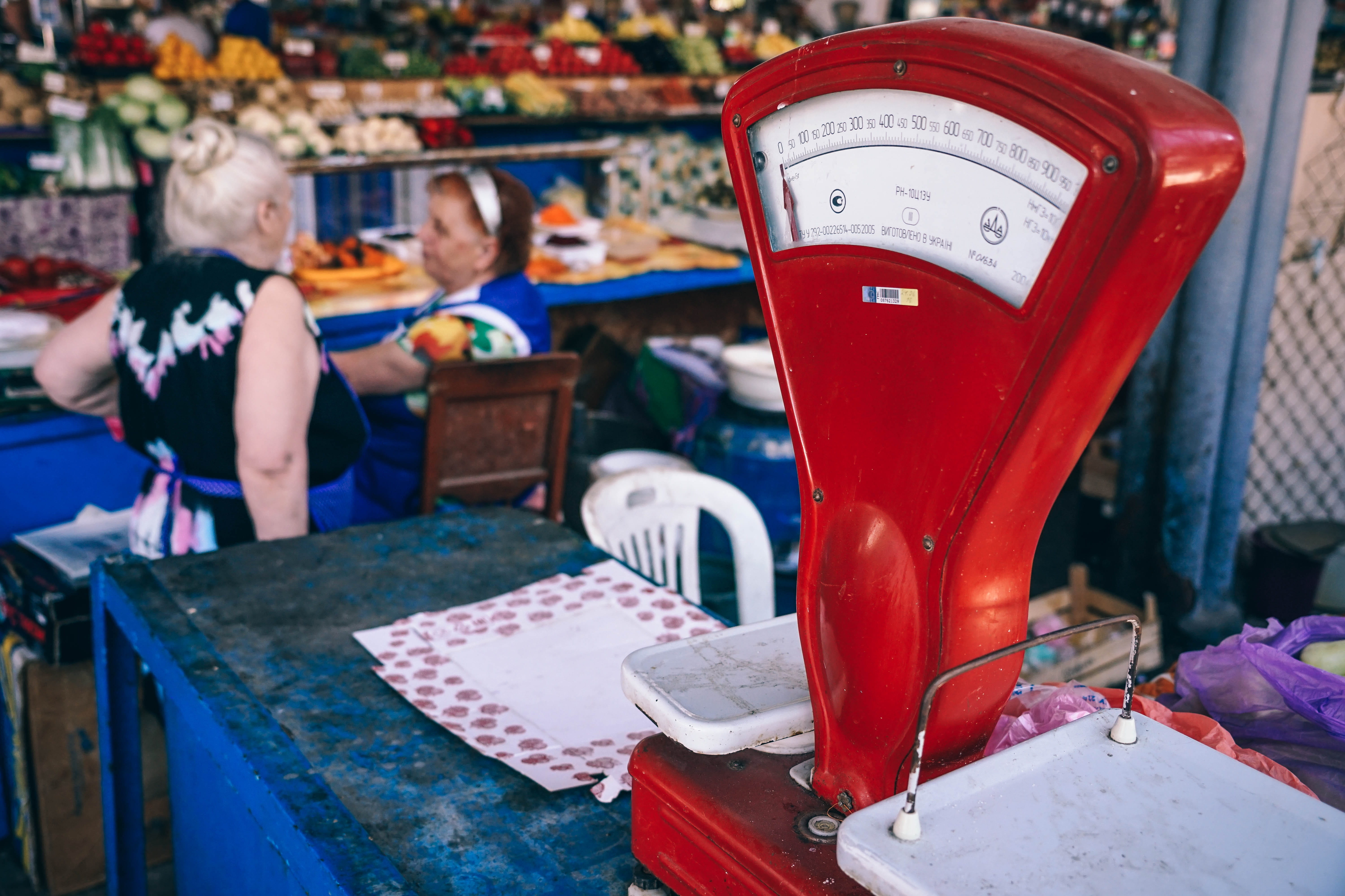 freshness, container, adult, people, mass, antique, commercial, grocery, 5K, food, table, tray, scale, lifestyles, weighing, men, store, measuring, focus on foreground, HD Wallpaper