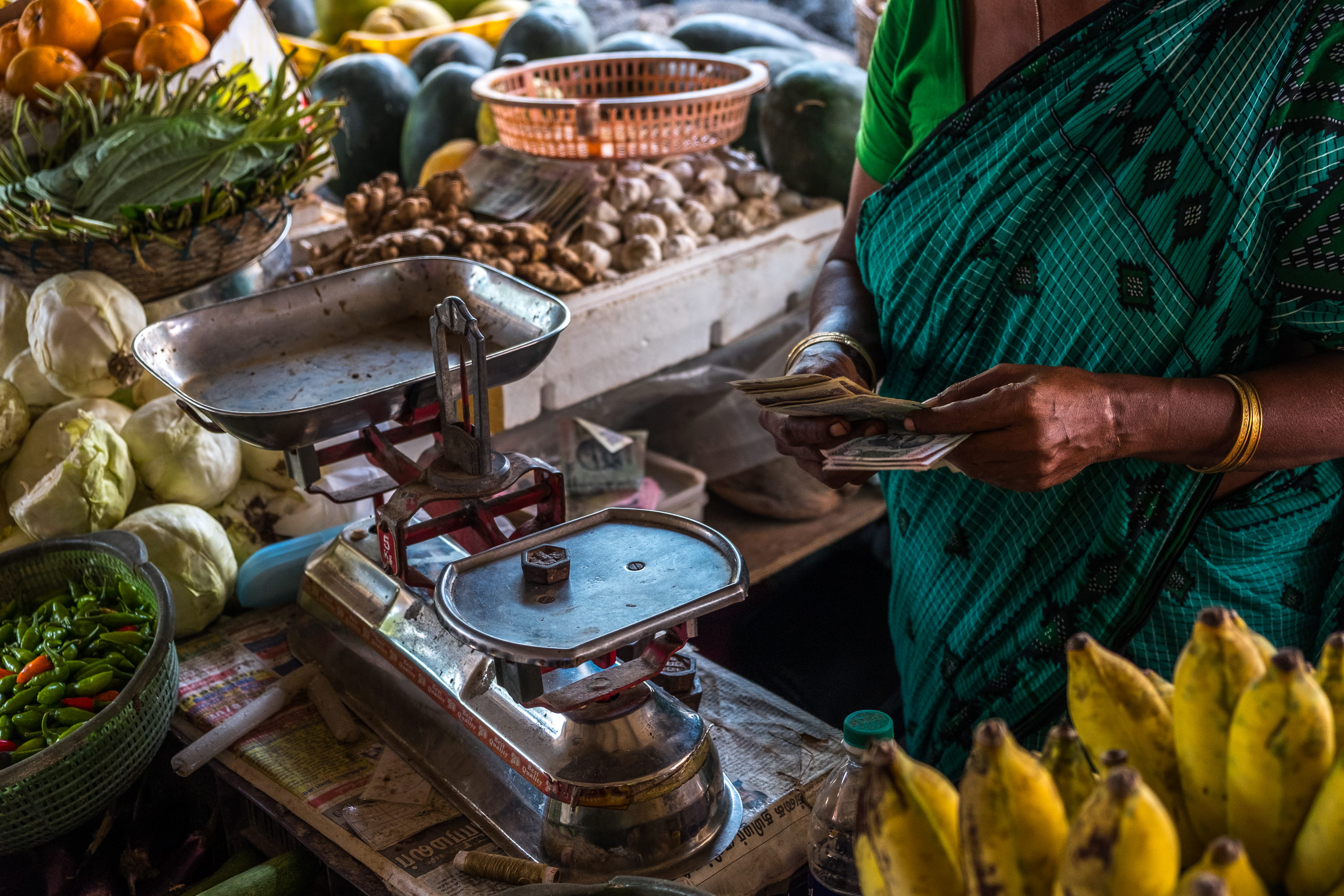 street stall, steel, person, india, machine, holding, abundance, choice, balancing, large group of objects, food, front, fresh fruit, old, market stall, HD Wallpaper