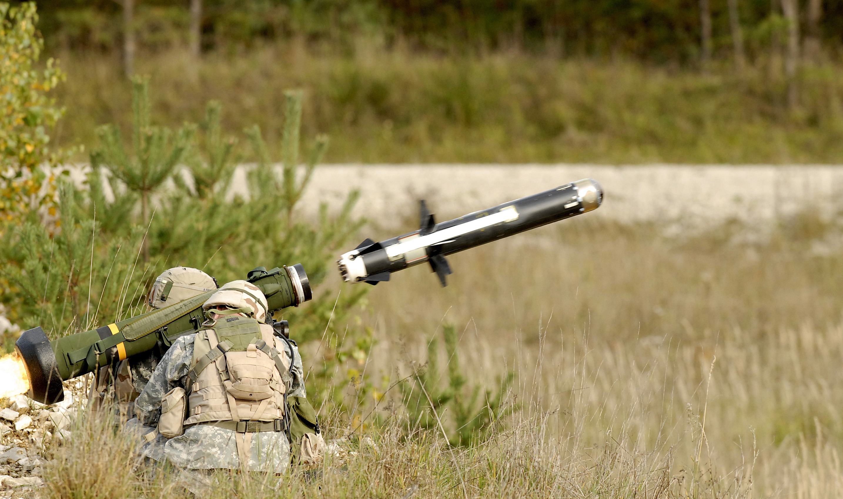 uniform, firing, plant, army, rifle, day, rpg, person, anti tank missile, machine gun, photo, aiming, nature, weapon, battle, focus, government, aggression, HD Wallpaper