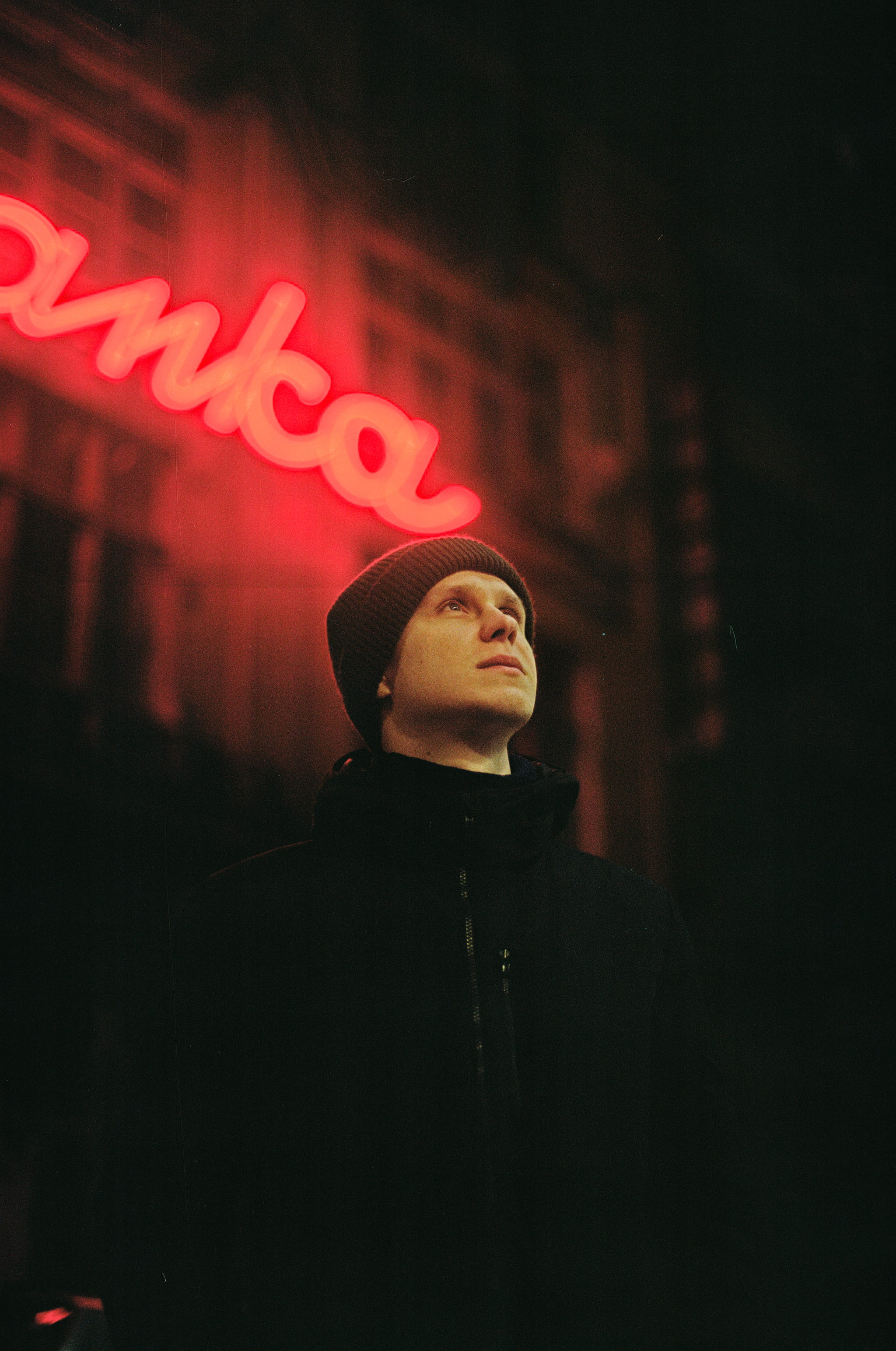 looking, night life, metropolis, black, knit, hat, lighting, warm clothing, cap, street, light, neon, focus, leisure activity, human, urban, child, jacket, Phone HD Wallpaper