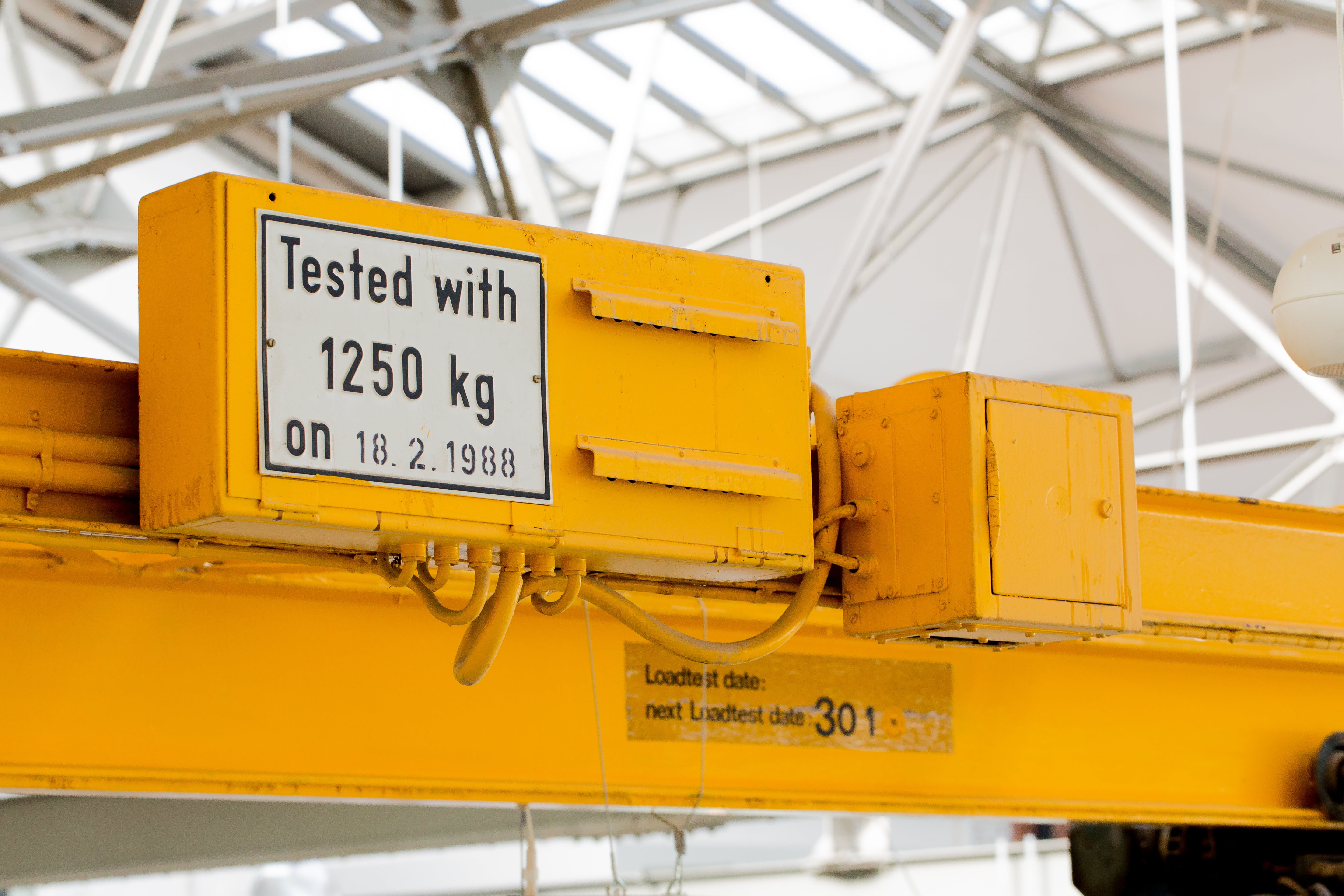 steel, heavy duty crane, hall, warning sign, böblingen, script, restored, non-western script, yellow, metal, car, focus on foreground, baukran, industry, HD Wallpaper