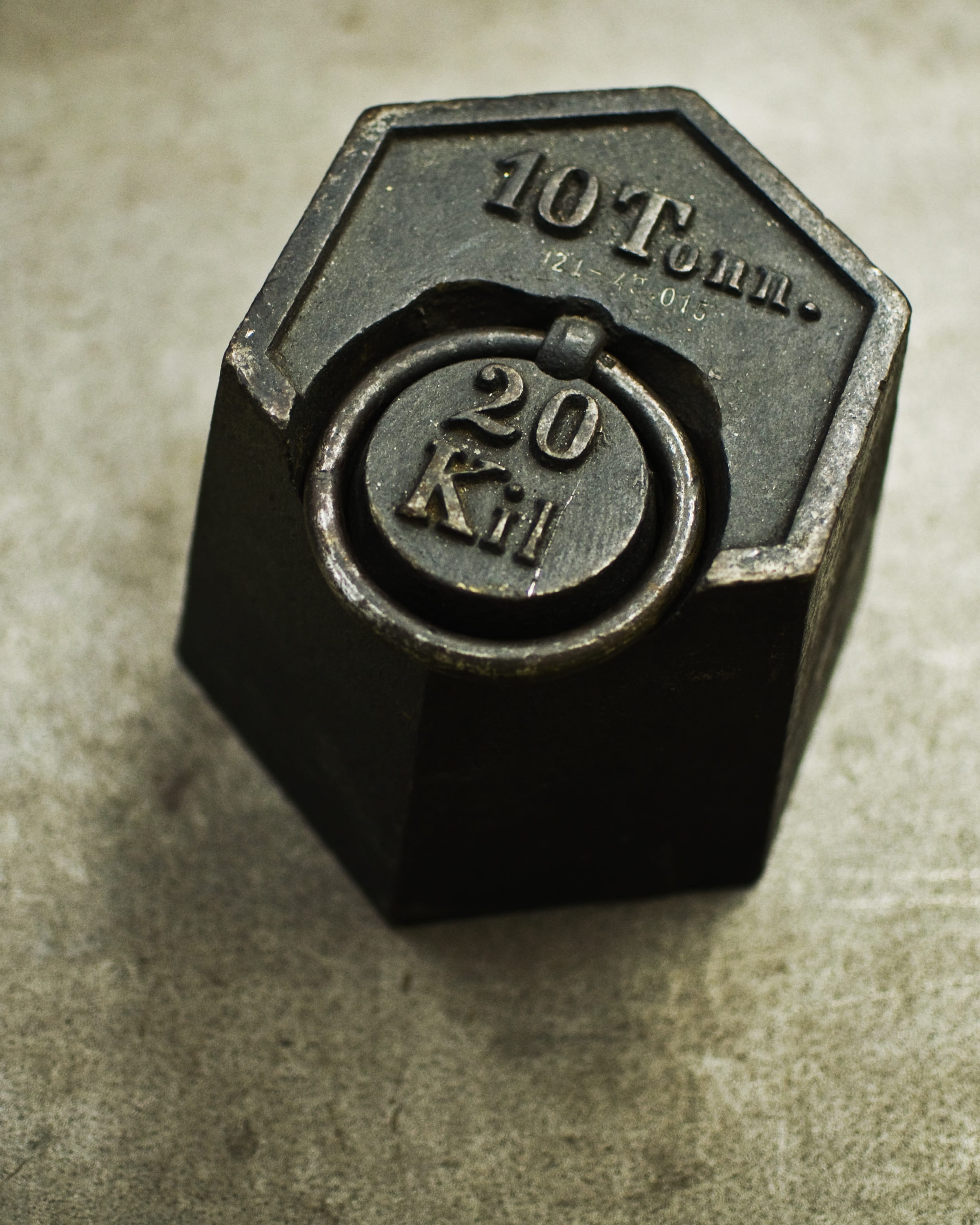 weight, close-up, number, day, finance, hard, no people, wealth, text, kilo, weigh out, studio shot, kg, iron, metal, hodge podge, 2K, communication, script, Phone HD Wallpaper