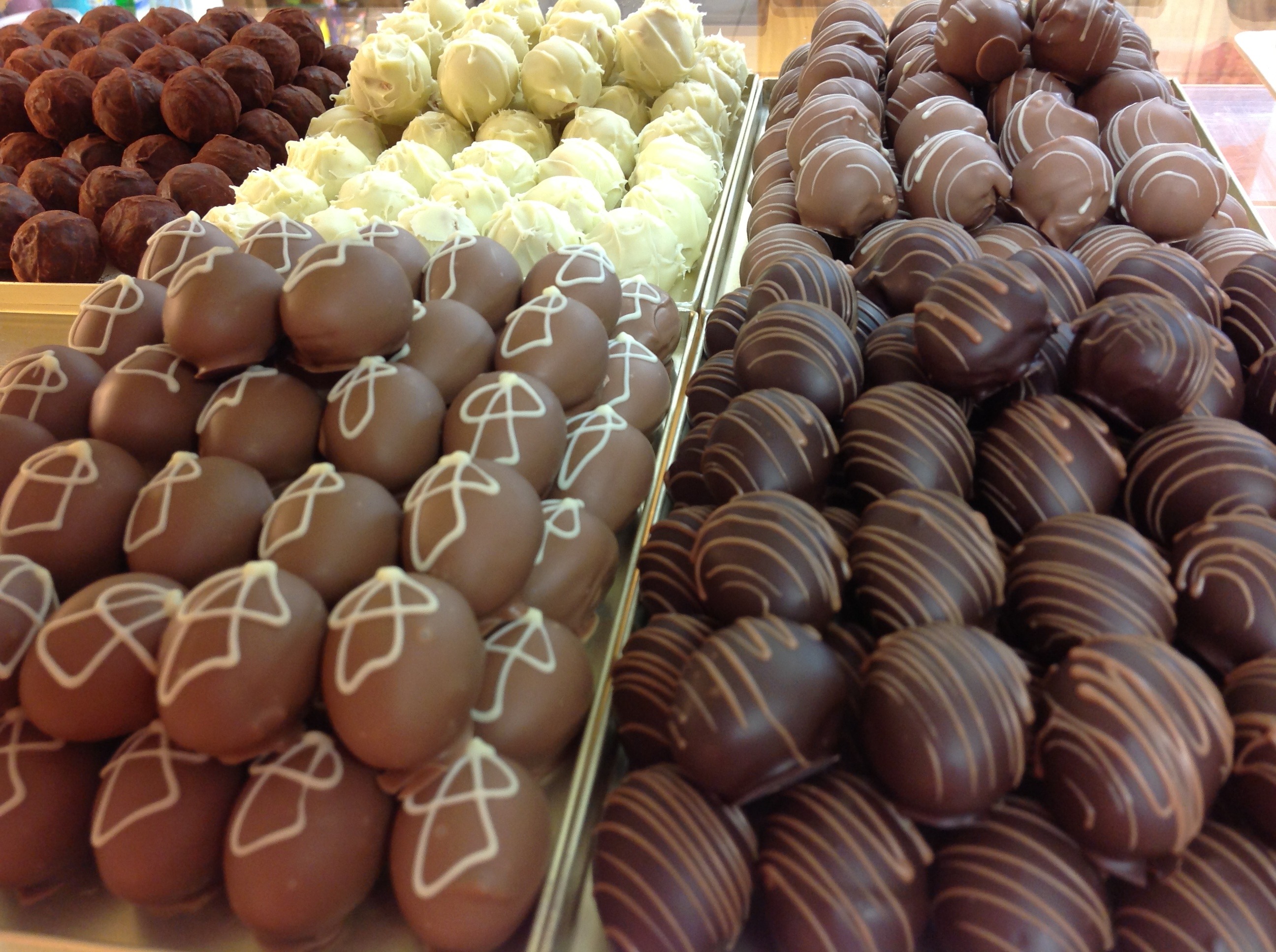 chocolatier, schokokugel, candy store balls, variation, chocolate truffles, chocolate praline, chocolate confectionery, cocoa, choice, healthy eating, sweet food, HD Wallpaper