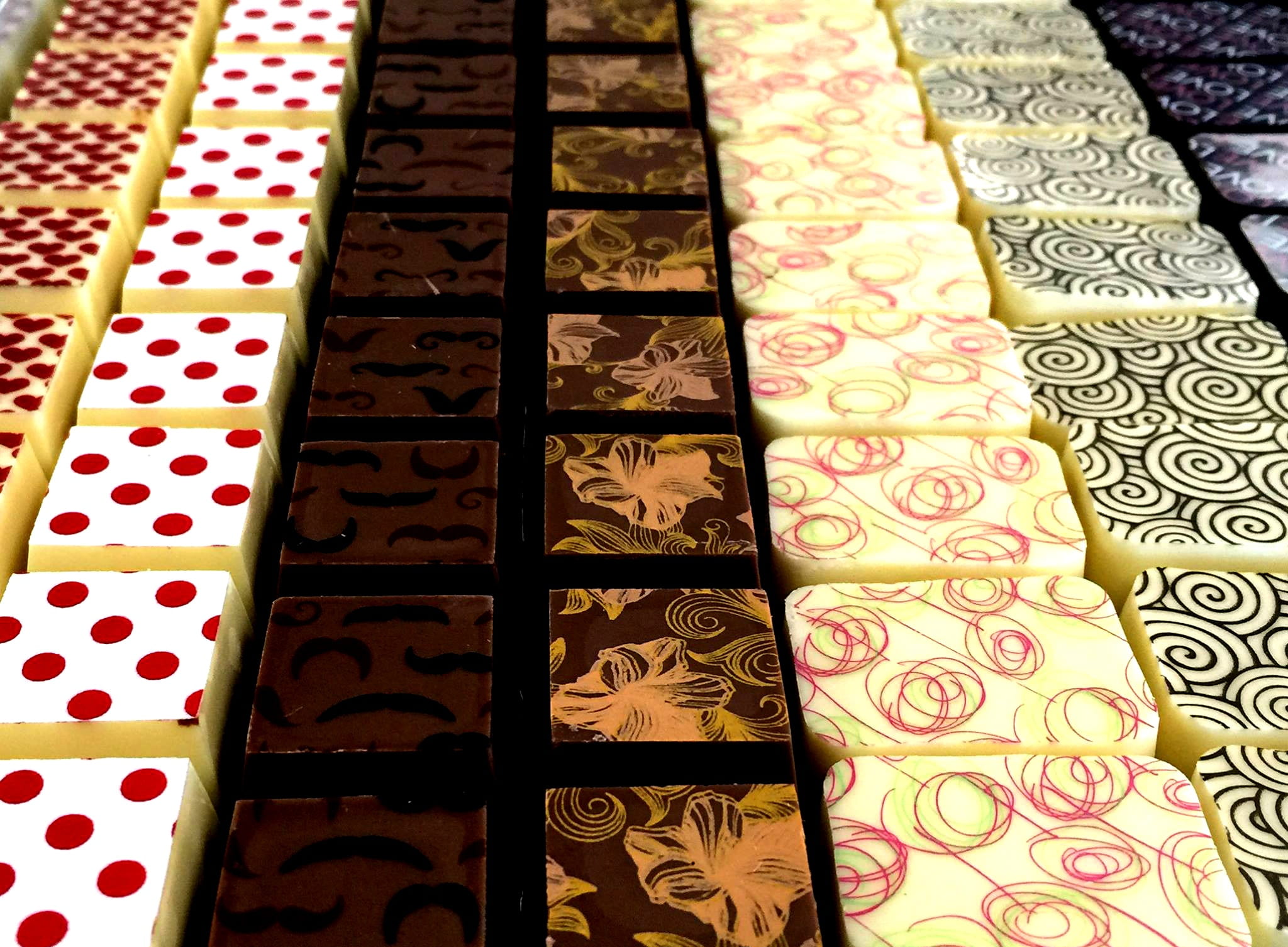 variety, tasty, gift, bonbon, repetition, delight, confectionery, chocolatier, multi colored, cocoa, luxury, delicious, milk, brown, floral pattern, belgian, HD Wallpaper