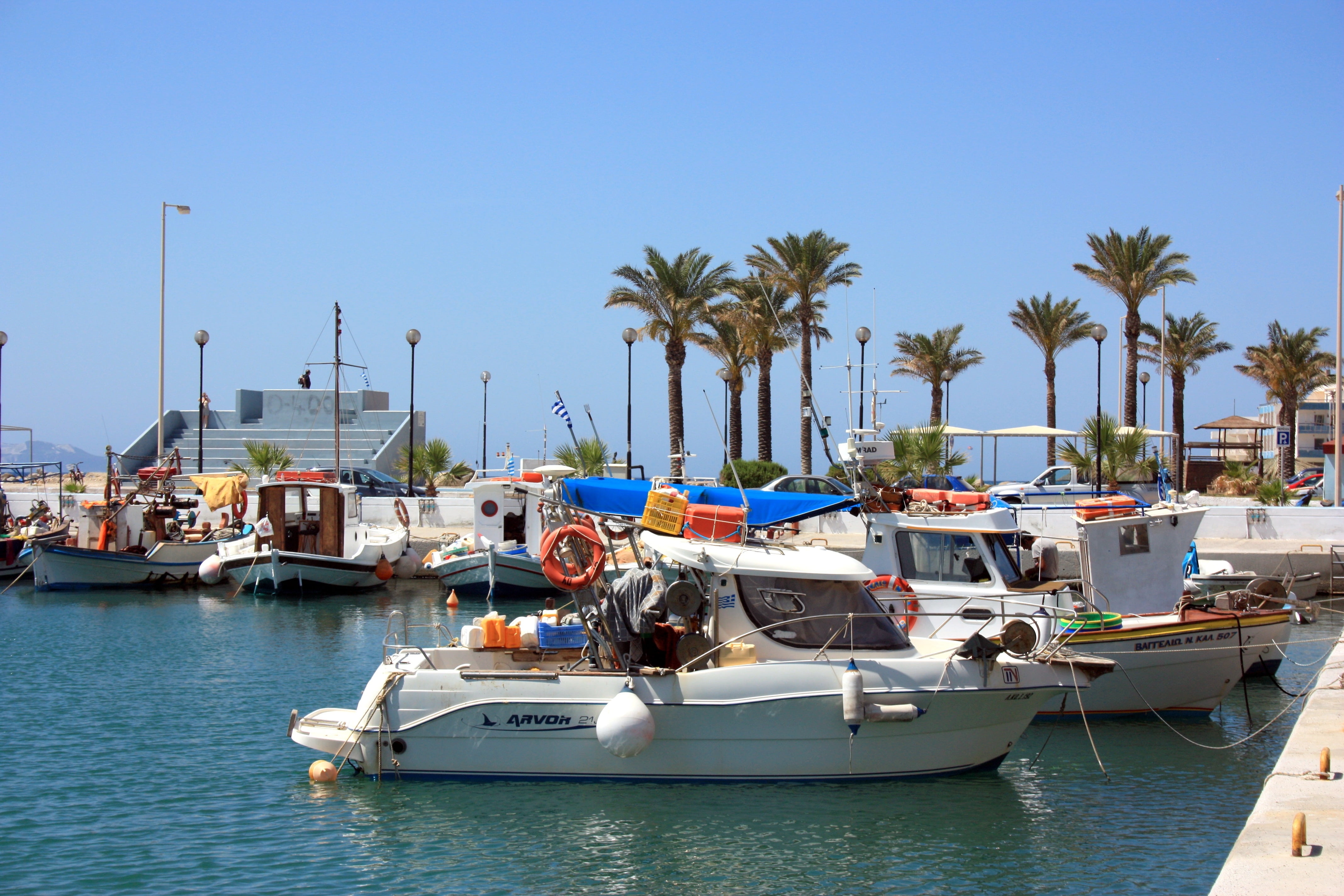 vacation, day, tourist, palm tree, harbor, sunlight, waterfront, 4K, tourism, sky, tropical climate, luxury, sea, fishing boat, greece, coats, sailboat, HD Wallpaper
