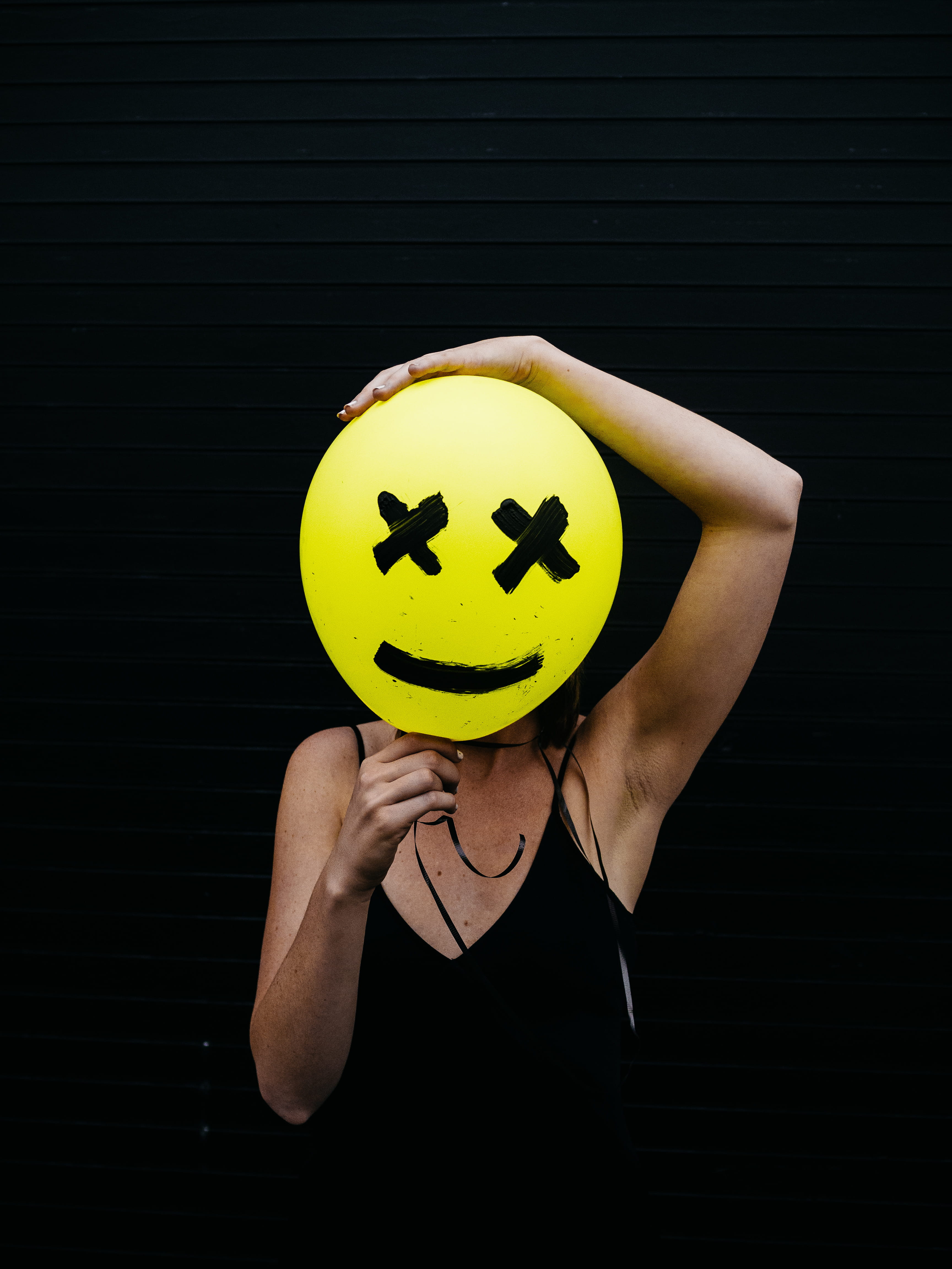 balloon, white, woman, background, indoors, happy, moody, human hand, 4K, black background, good morning, daytime, human body part, holding, kaw, food, Phone HD Wallpaper