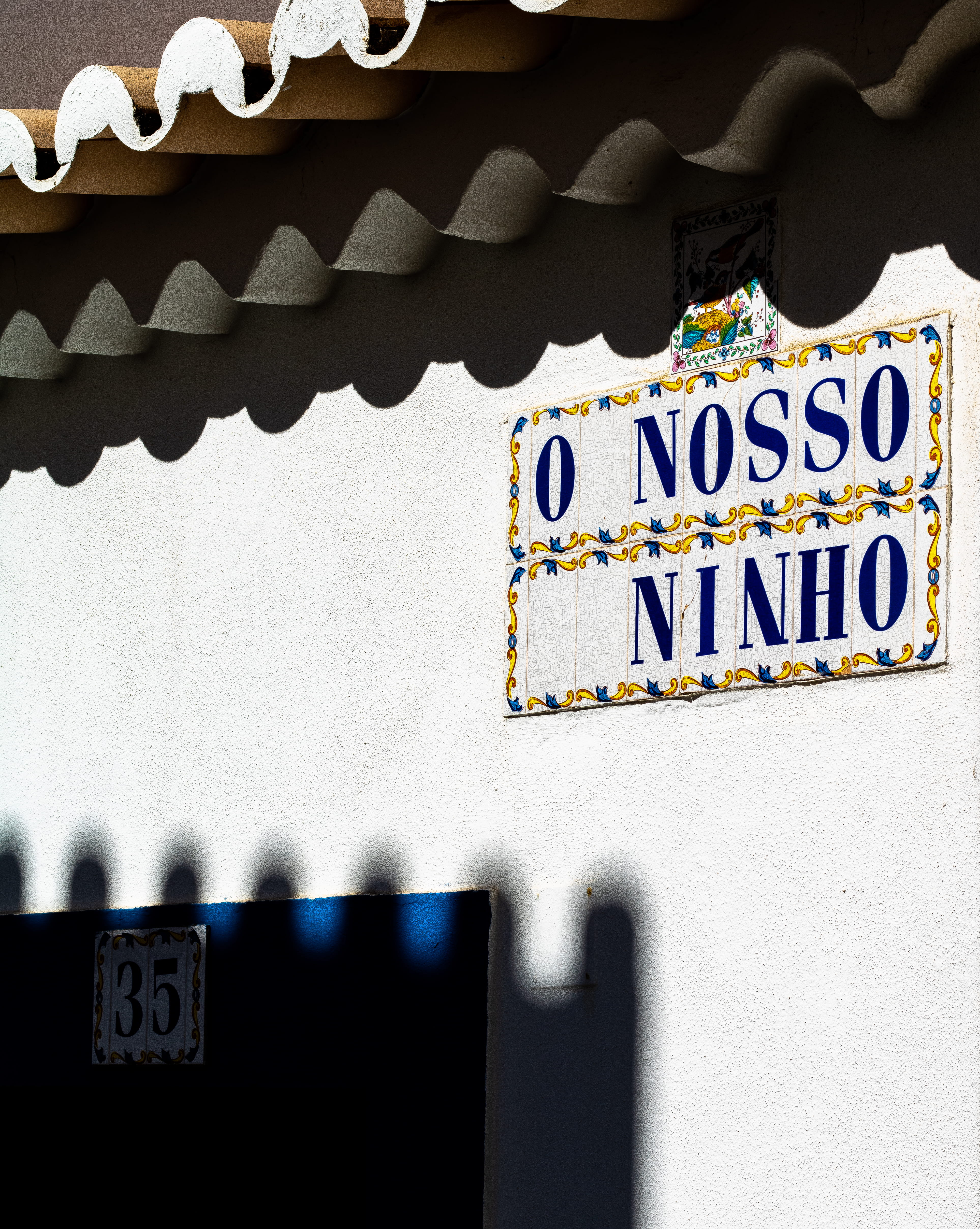 4K, sunlight, snake, western script, sign, no people, symbol, label, building exterior, ninho, leisure activities, script, information sign, animal, communication, Phone HD Wallpaper