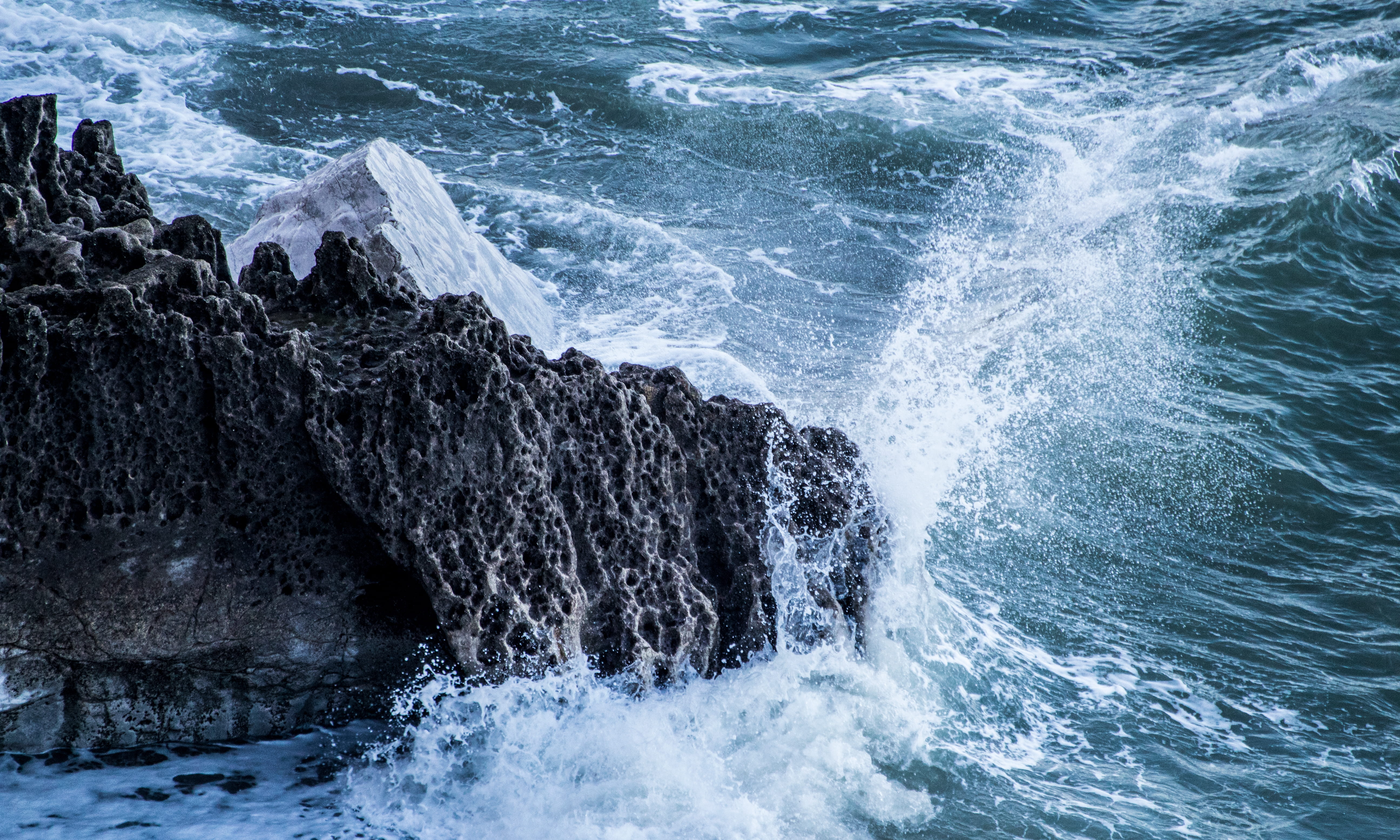 llandudno, sport, splashing, wave, splash, rocks, hitting, waves, solid, united kingdom, aquatic sport, 5K, ocean, power in nature, marine drive, rock, HD Wallpaper