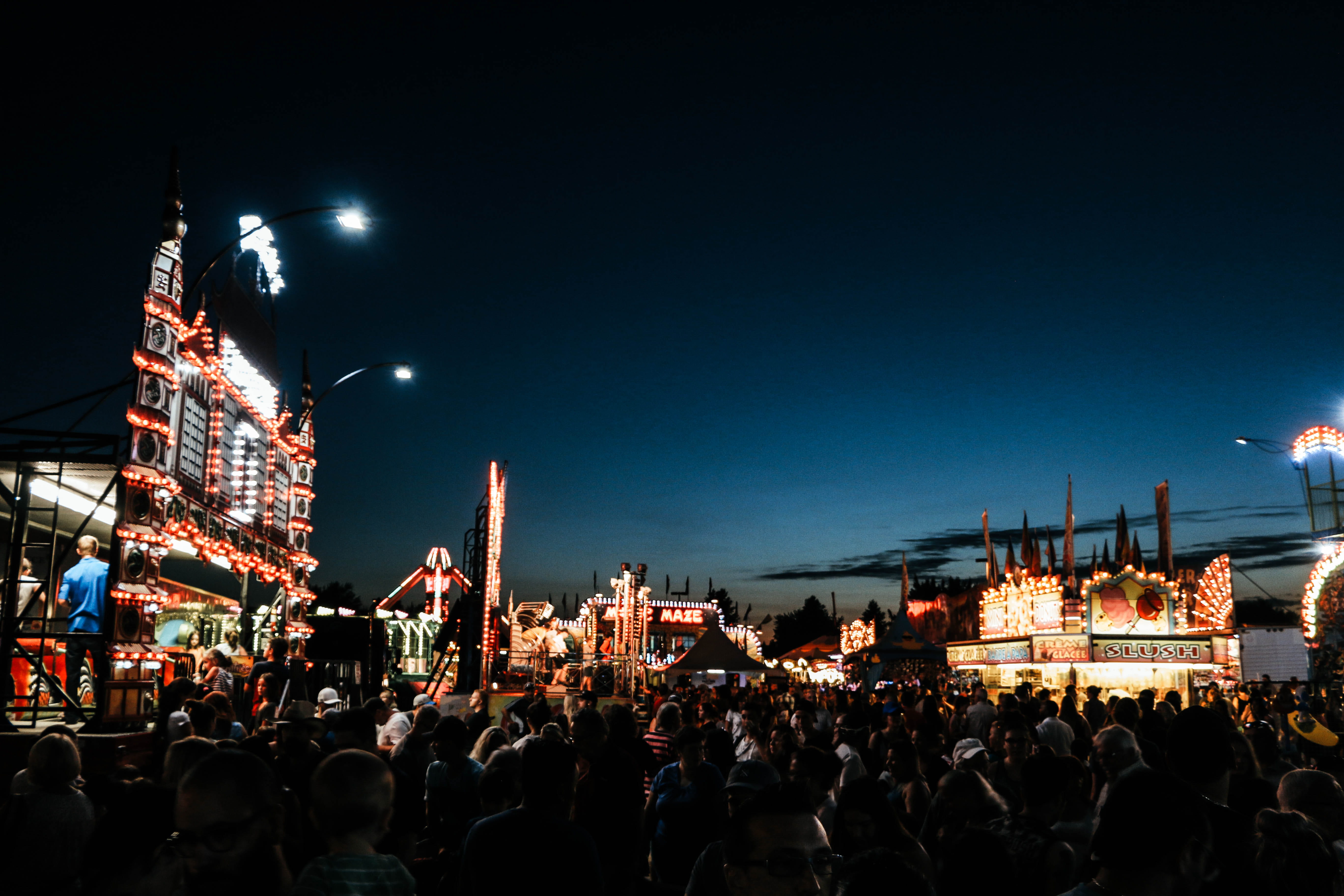 lighting equipment, grain, concert, building, sky, music festival, group of people, women, downtown, light, nighttime, men, crowd, lifestyles, architecture, HD Wallpaper