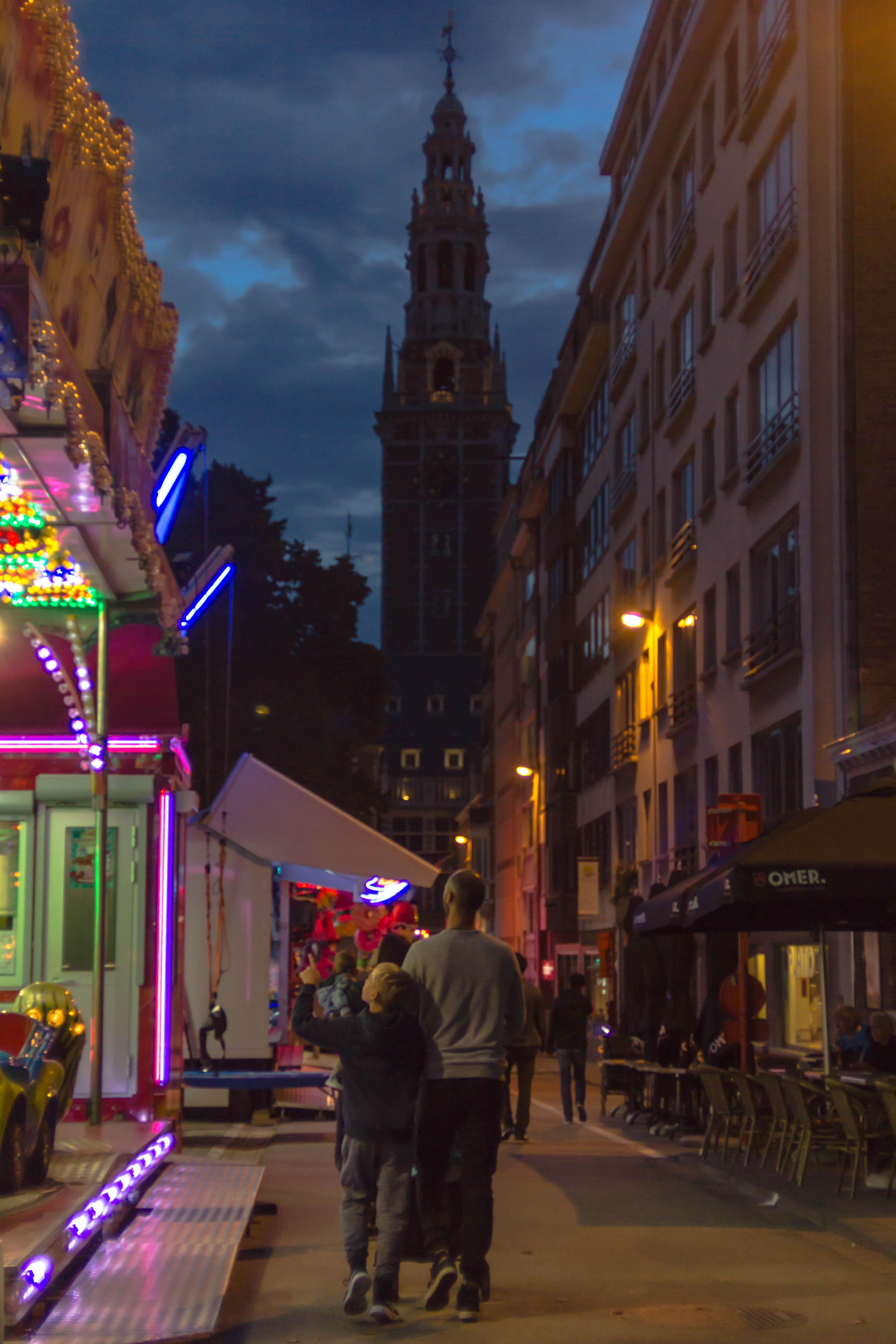 incidental people, night, city, built structure, 4K, city life, real people, belgium, carnival, rear view, kid, people, lifestyles, men, women, building exterior, Phone HD Wallpaper