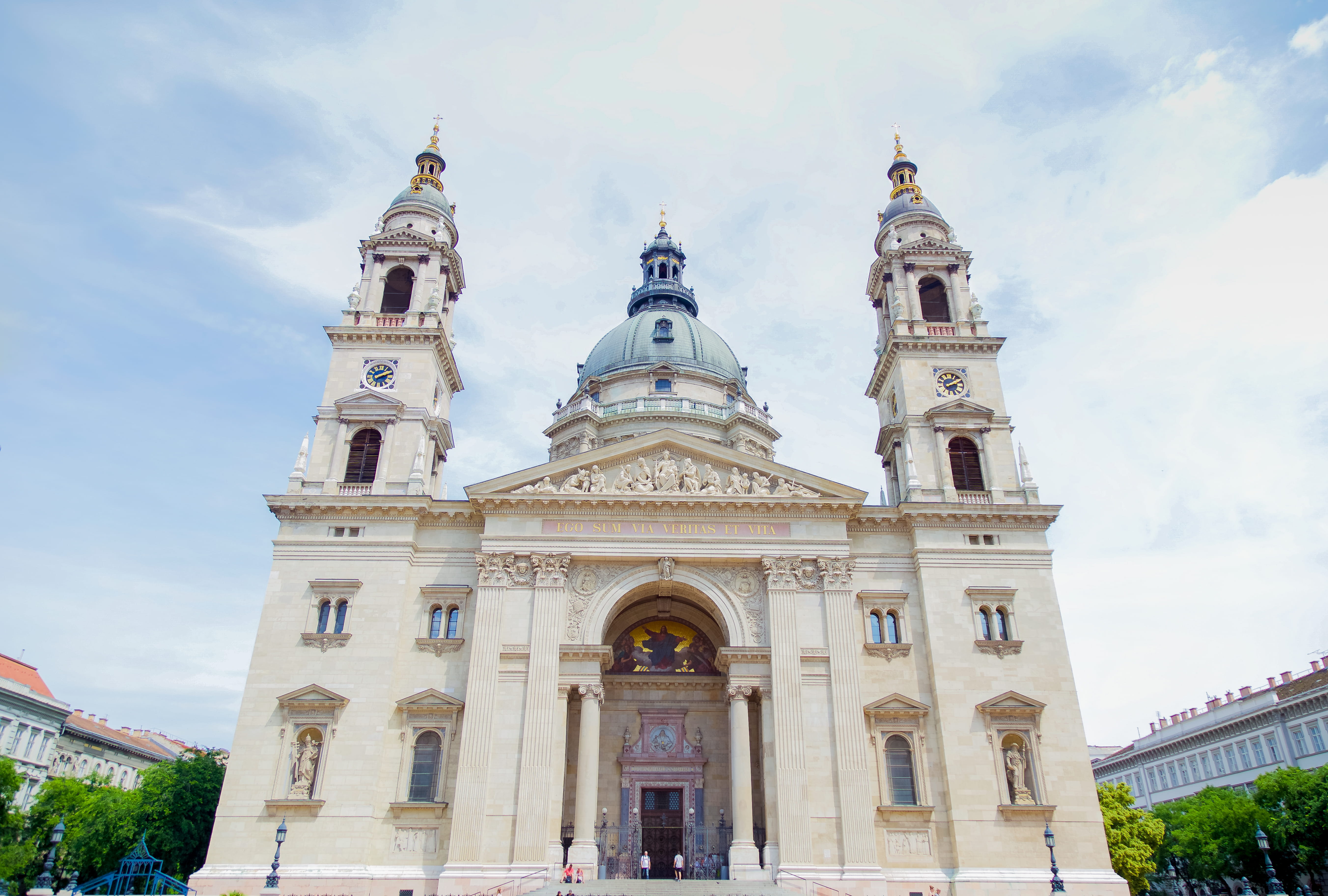 hongrie, sky, cloud - sky, dome, hungary, building exterior, built structure, church, symetrie, town, tower, downtown, travel, urban, spire, nature, belief, HD Wallpaper