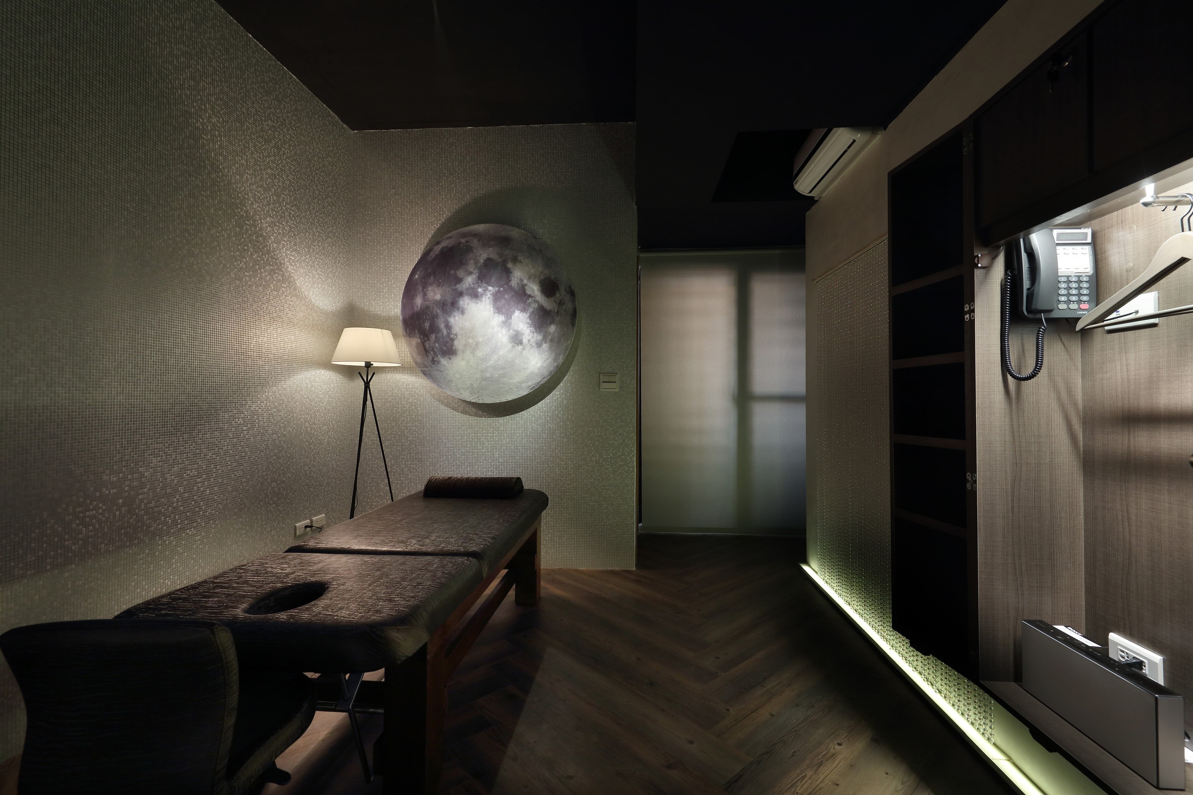 electric lamp, arts culture and entertainment, mirror, 4K, dasign, dark, indoor, illuminated, night, domestic room, furniture, absence, lighting equipment, HD Wallpaper