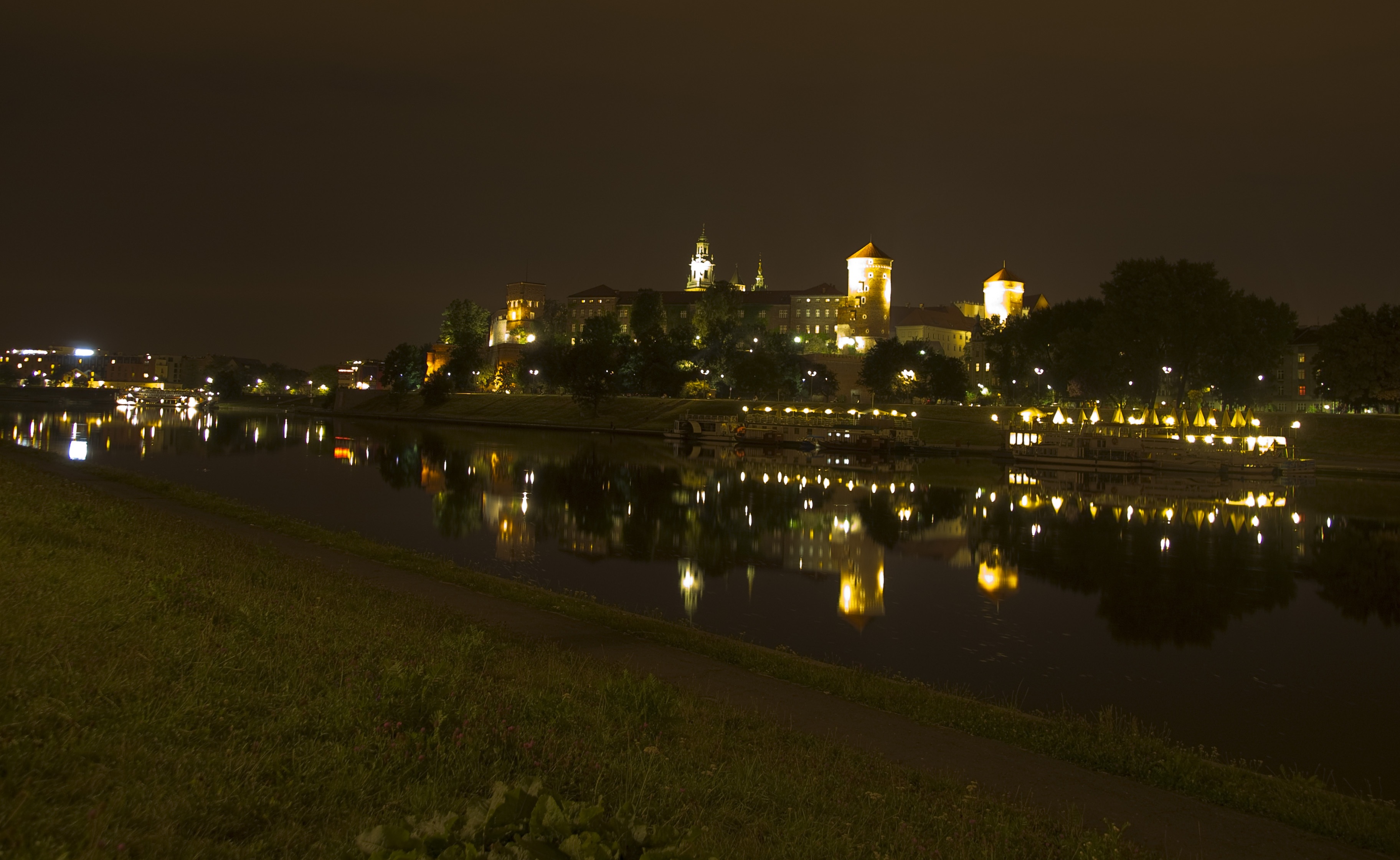 wisla, built structure, reflection, poland, kraków, architecture, tree, the old town, nature, wawel, illuminated, castle, river, monuments, night, sky, HD Wallpaper