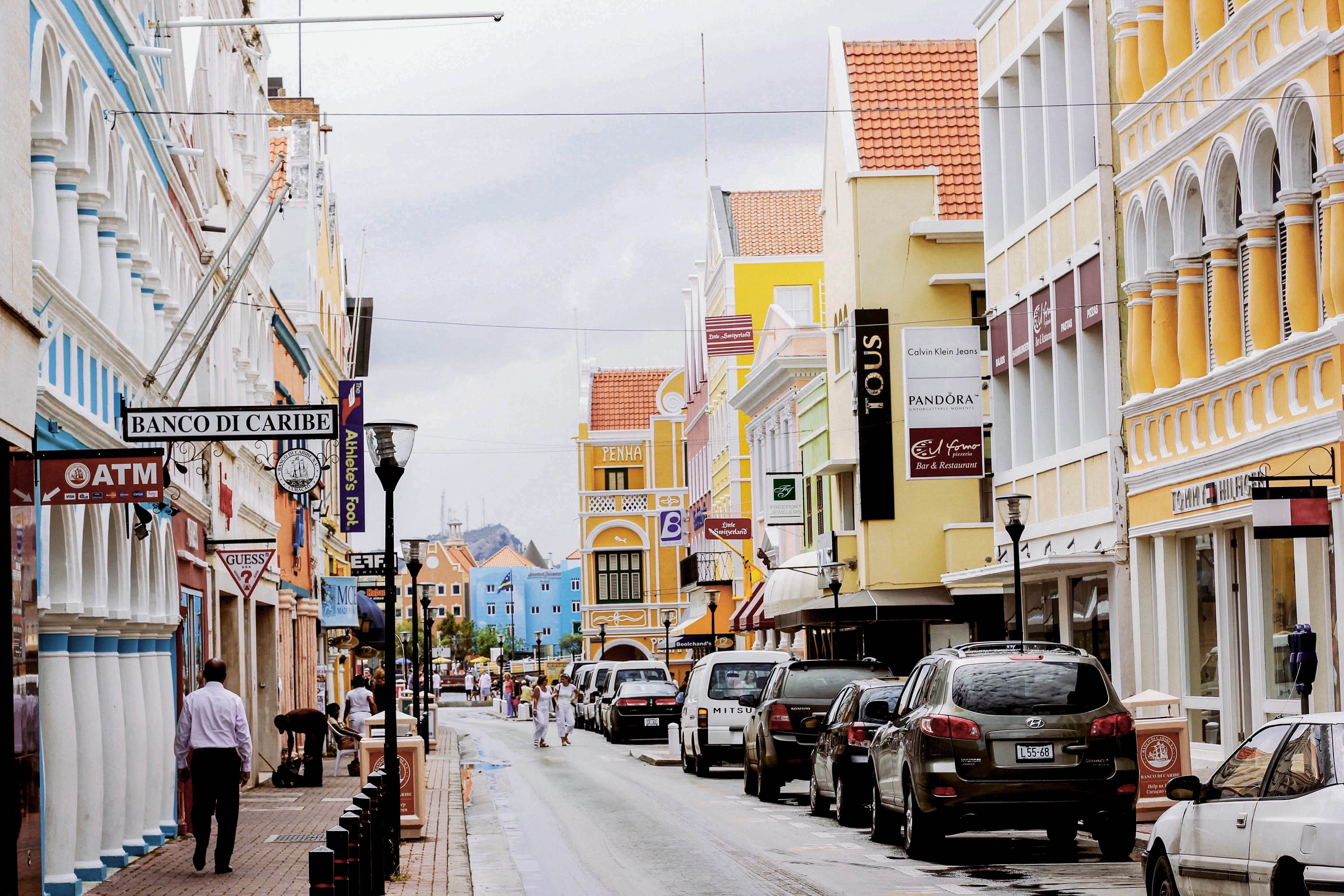 the way forward, boardwalk, building, people, alley, direction, 4K, town, real people, built structure, urban, building exterior, willemstad, suv, car, HD Wallpaper
