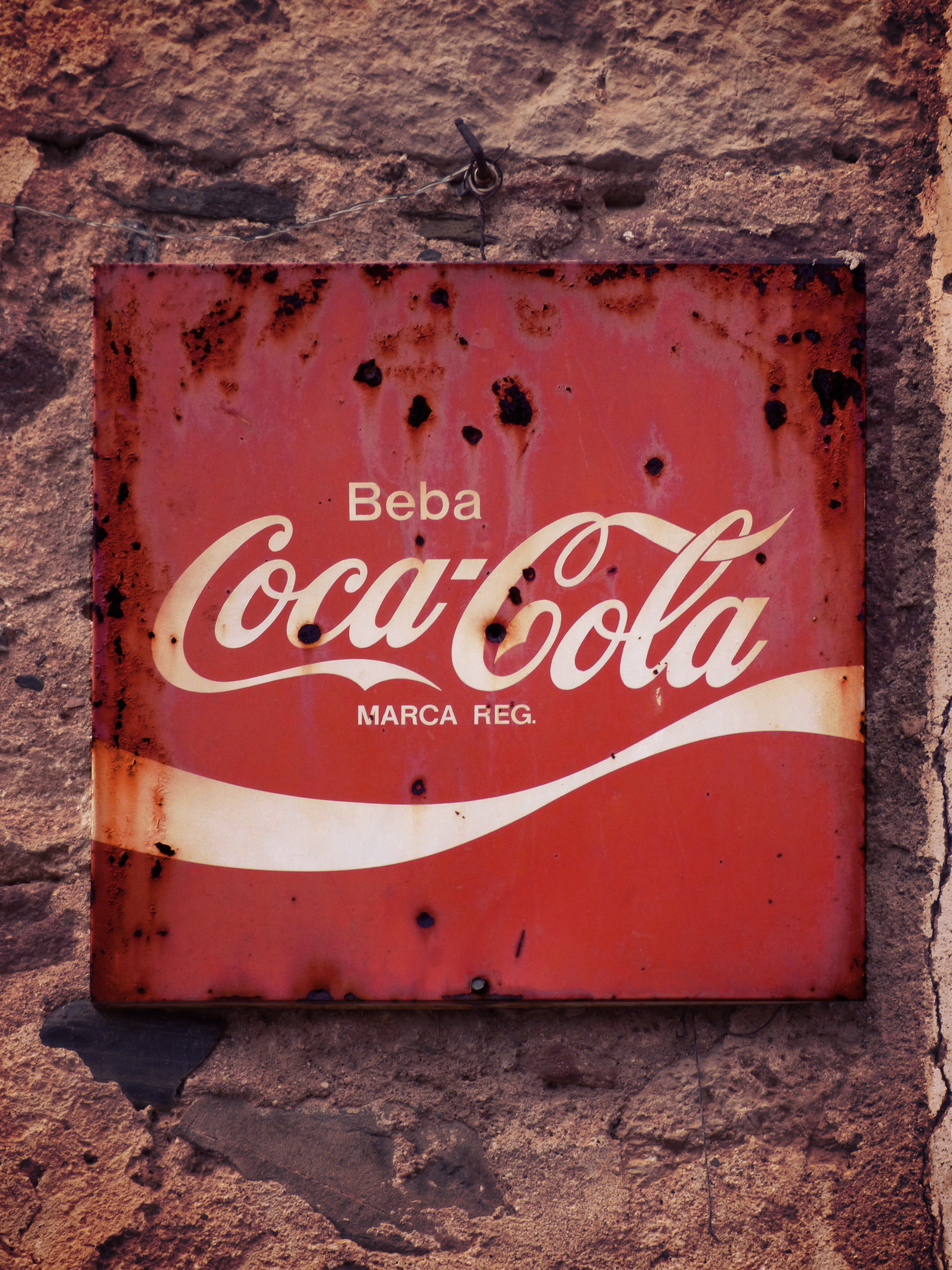 western script, coca, rusty, brick, box, marca, beba, plate, information, advertising, communication, day, outdoors, built structure, wall - building feature, Phone HD Wallpaper