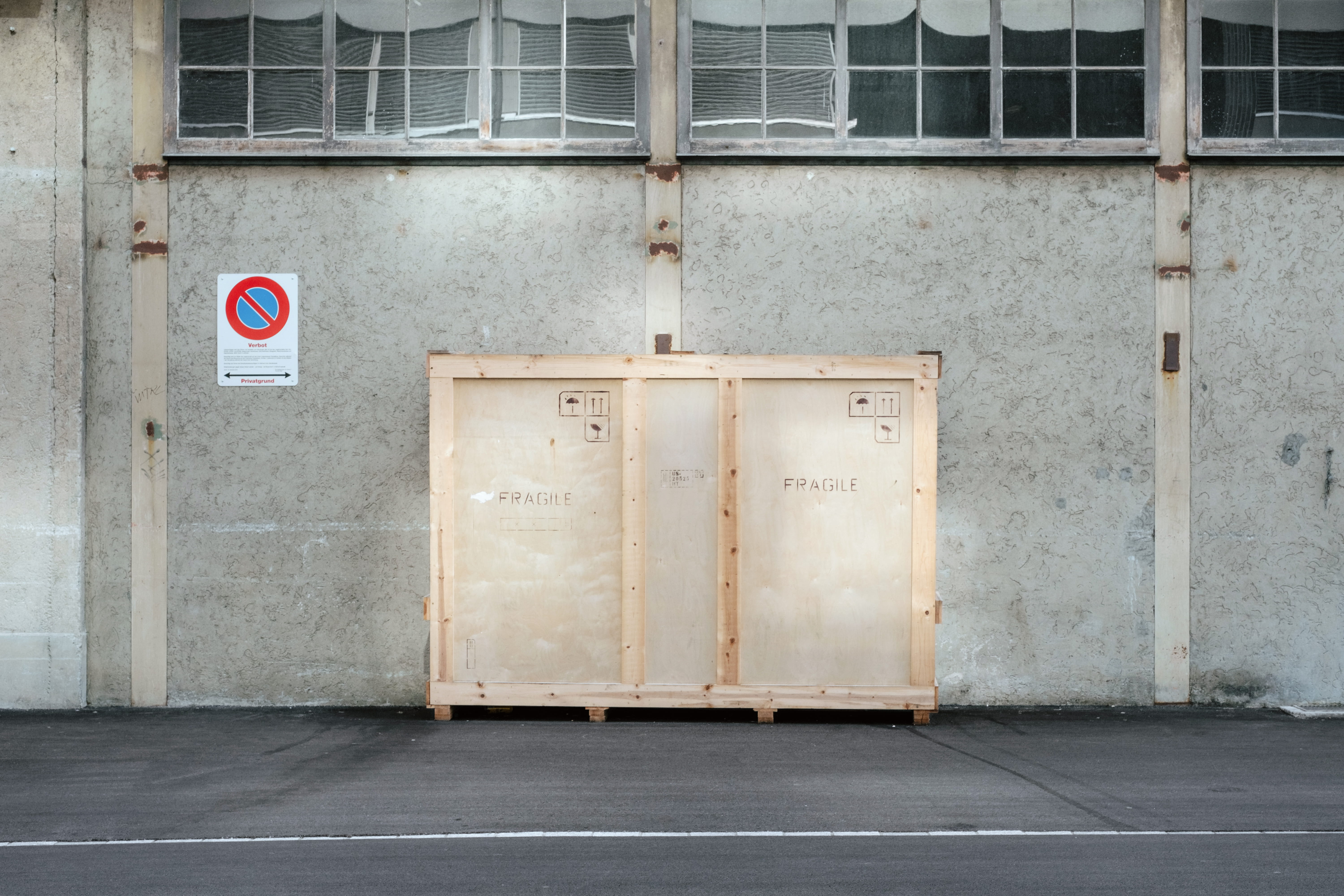 gray, heavy, crate, built structure, delicate, outdoors, breakable, beige, window, text, building, delivery, box, warning, architecture, sign, deliver, HD Wallpaper