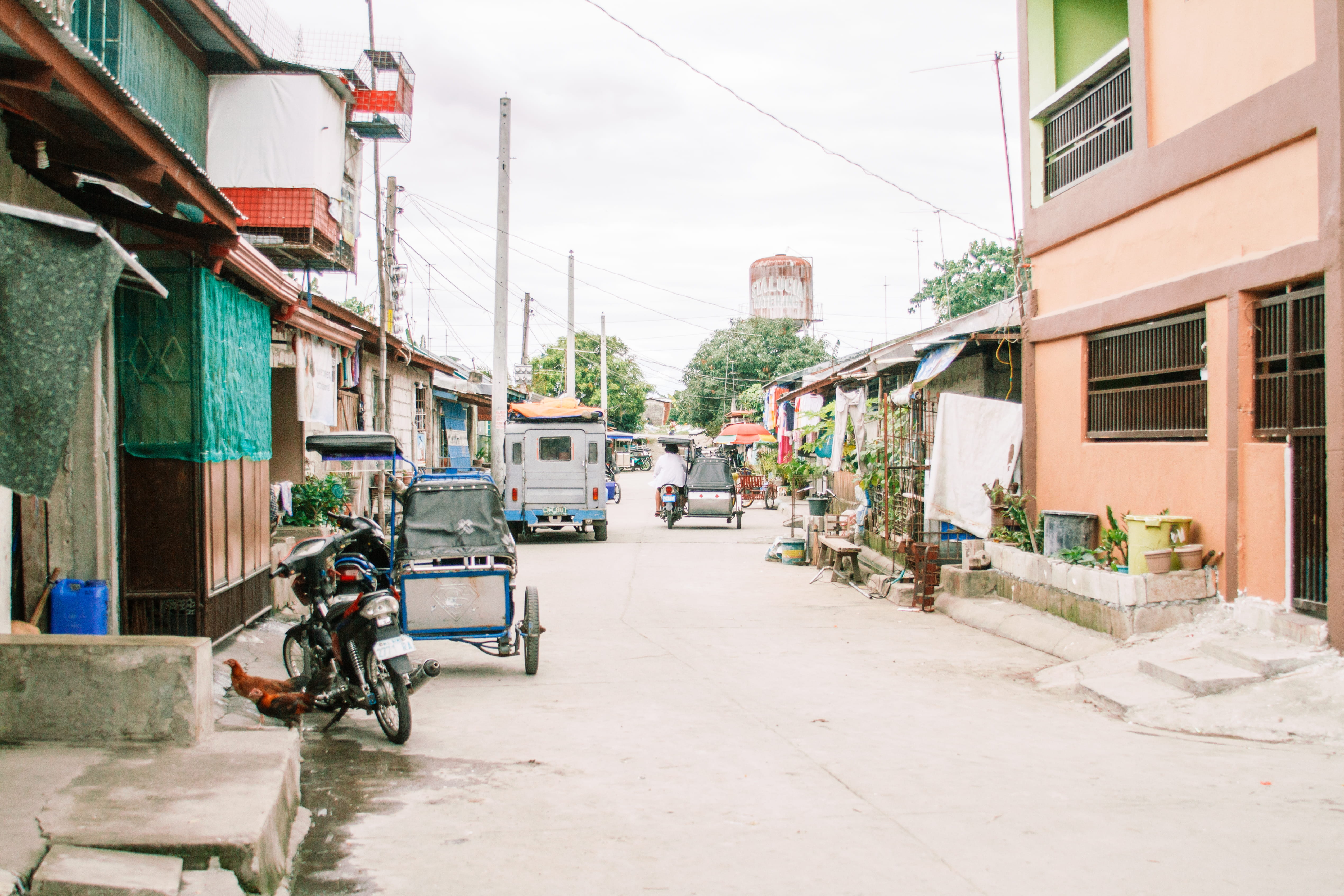 building exterior, 4K, day, tricycle, the way forward, mode of transportation, city, rural, rooster, poor, motor vehicle, alley, outdoors, jeepney, bicycle, HD Wallpaper
