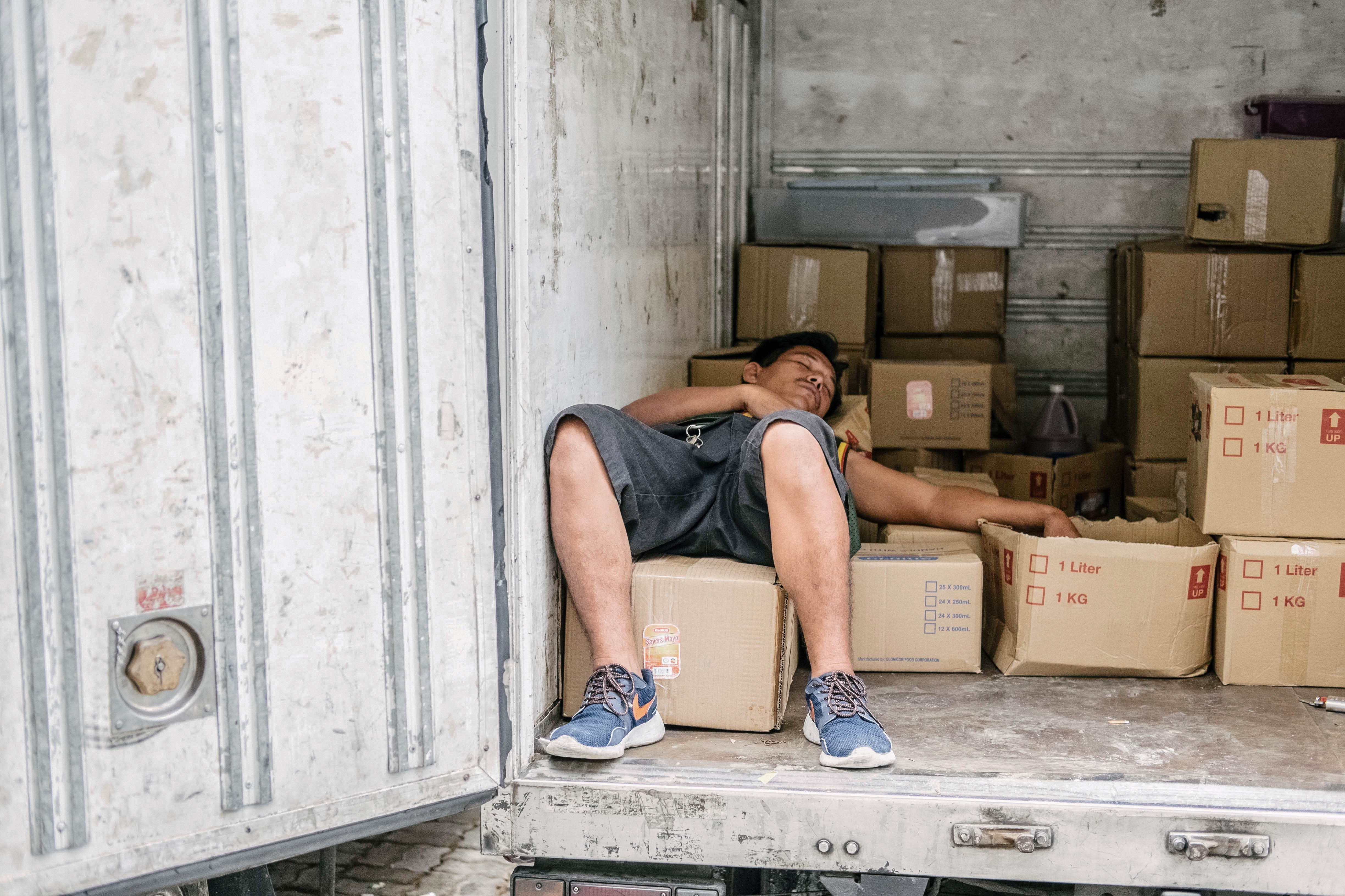 street, people, sitting, truck, architecture, jobs, 4K, street photography, adult, young men, casual clothing, cardboard box, container, contractual labor, HD Wallpaper