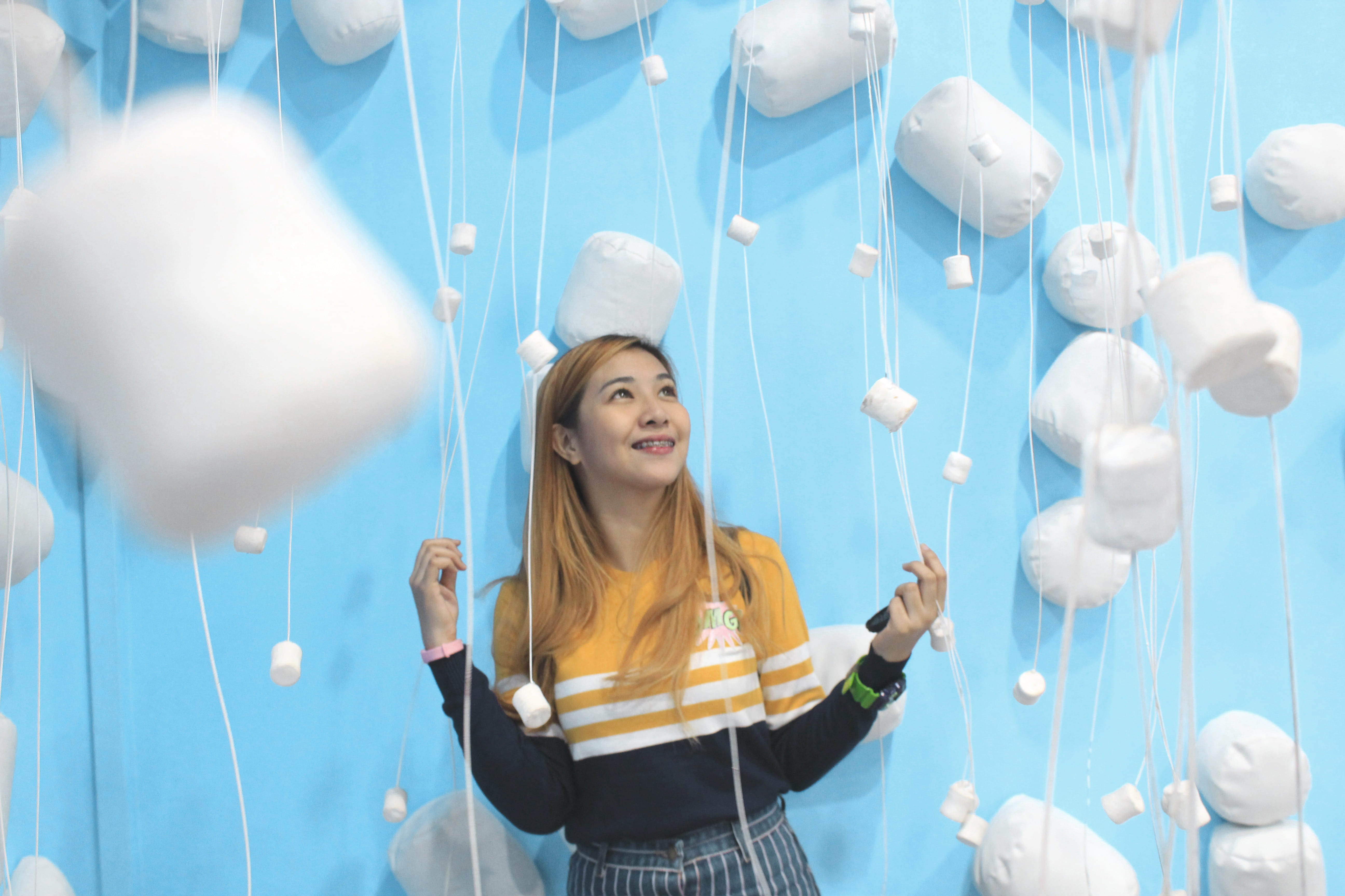 emotion, interior design, marshmallows, 5K, girl, style, happy, waist up, person, lifestyles, philippines, human, fashion, dessert, yellow, museum, sugar, HD Wallpaper