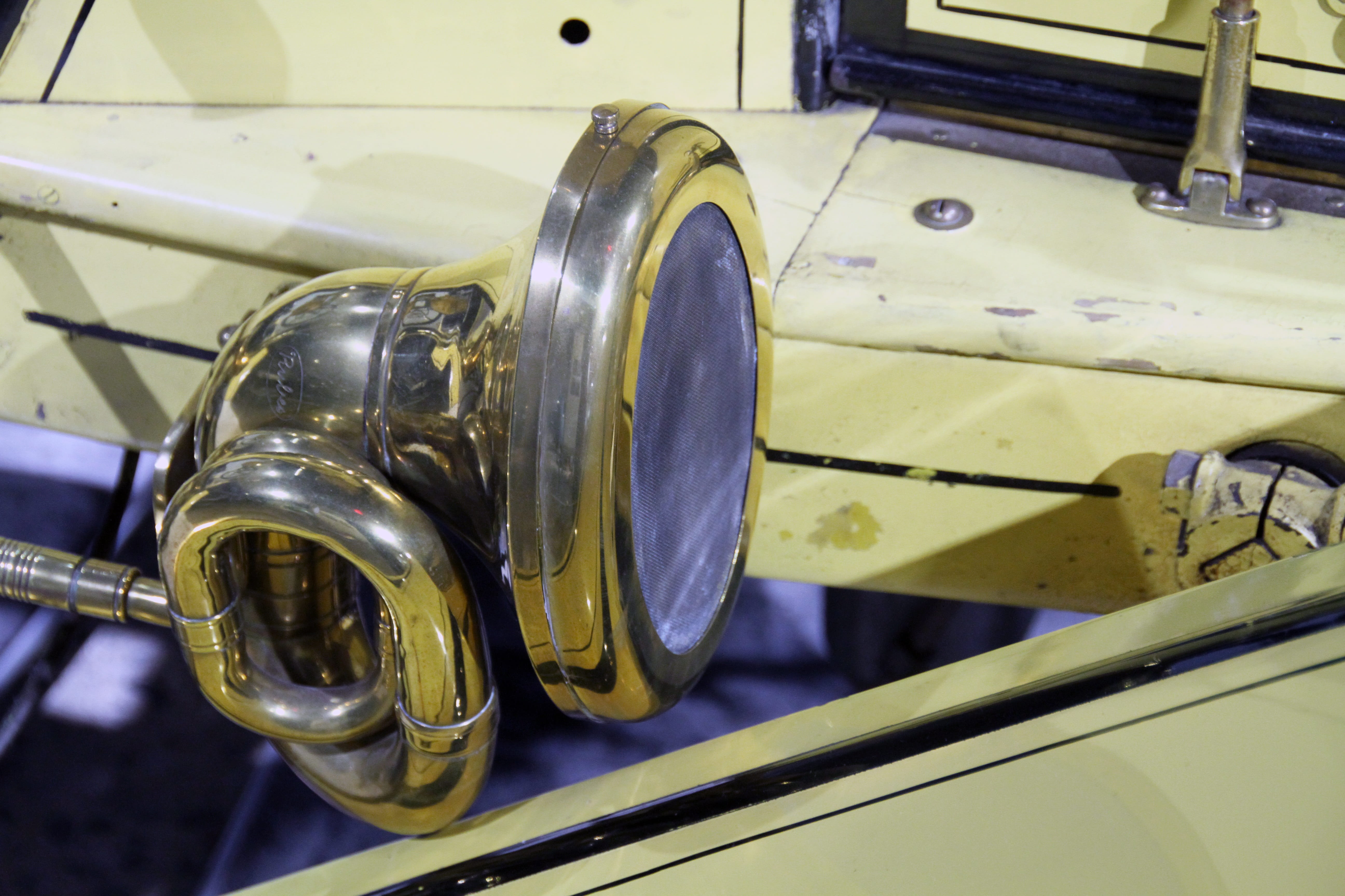mode of transportation, reflection, musical instrument, Old, transportation, indoors, day, no people, horn, silver colored, music, shiny, Horn, yellow, HD Wallpaper