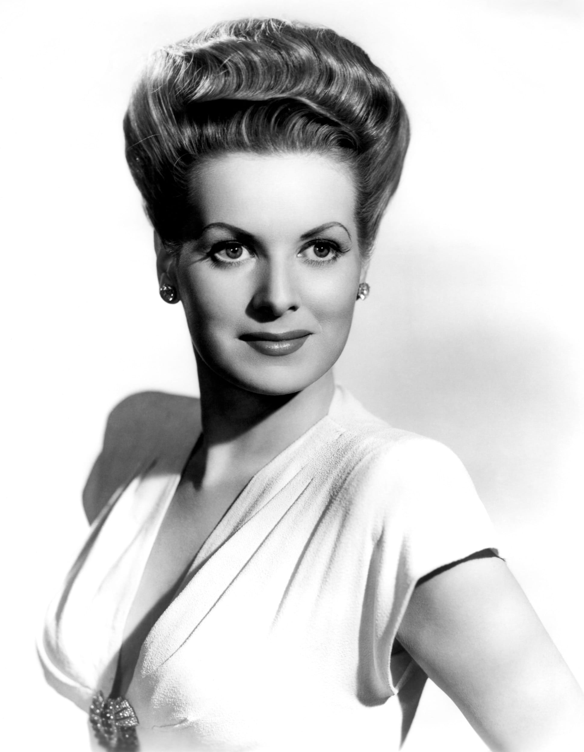 hollywood, black And White, neck, v, top, beautiful, females, Woman, famous, photo, waist up, Maureen OHara, star, actress, adult, motion pictures, monochrome, Phone HD Wallpaper
