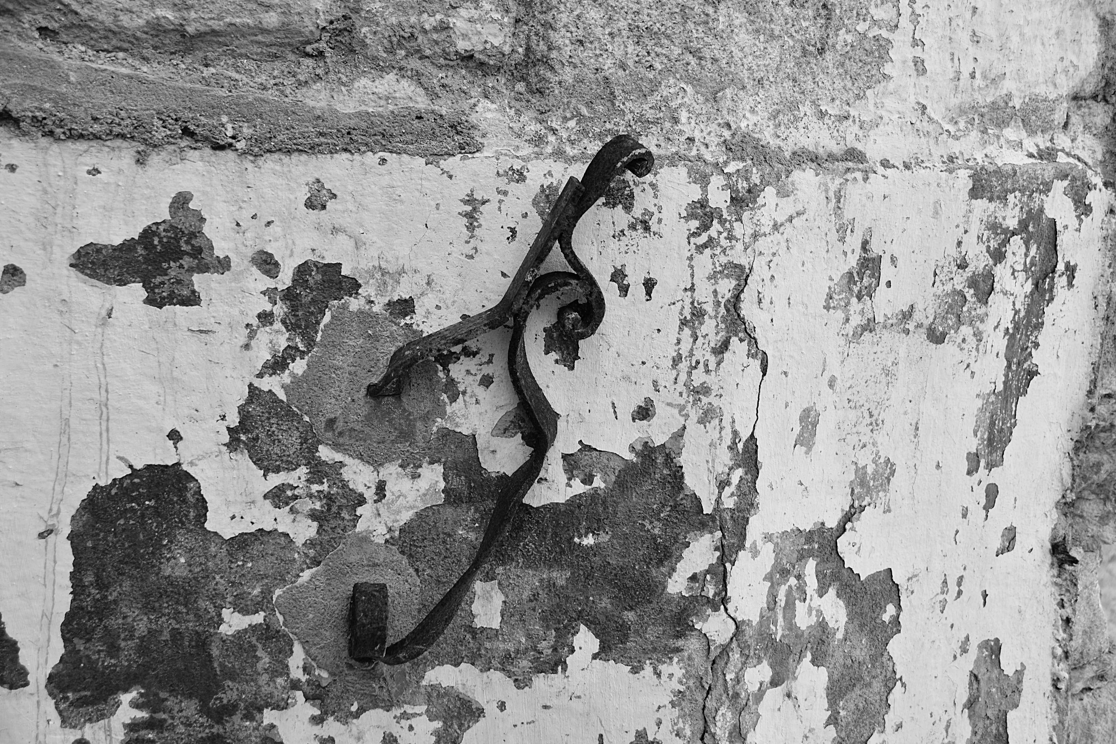 abandoned, damaged, old, full frame, built structure, peeling off, noir et blanc, close-up, weathered, ruined, fer forg, dcrpi mur, day, decline, wall - building feature, HD Wallpaper