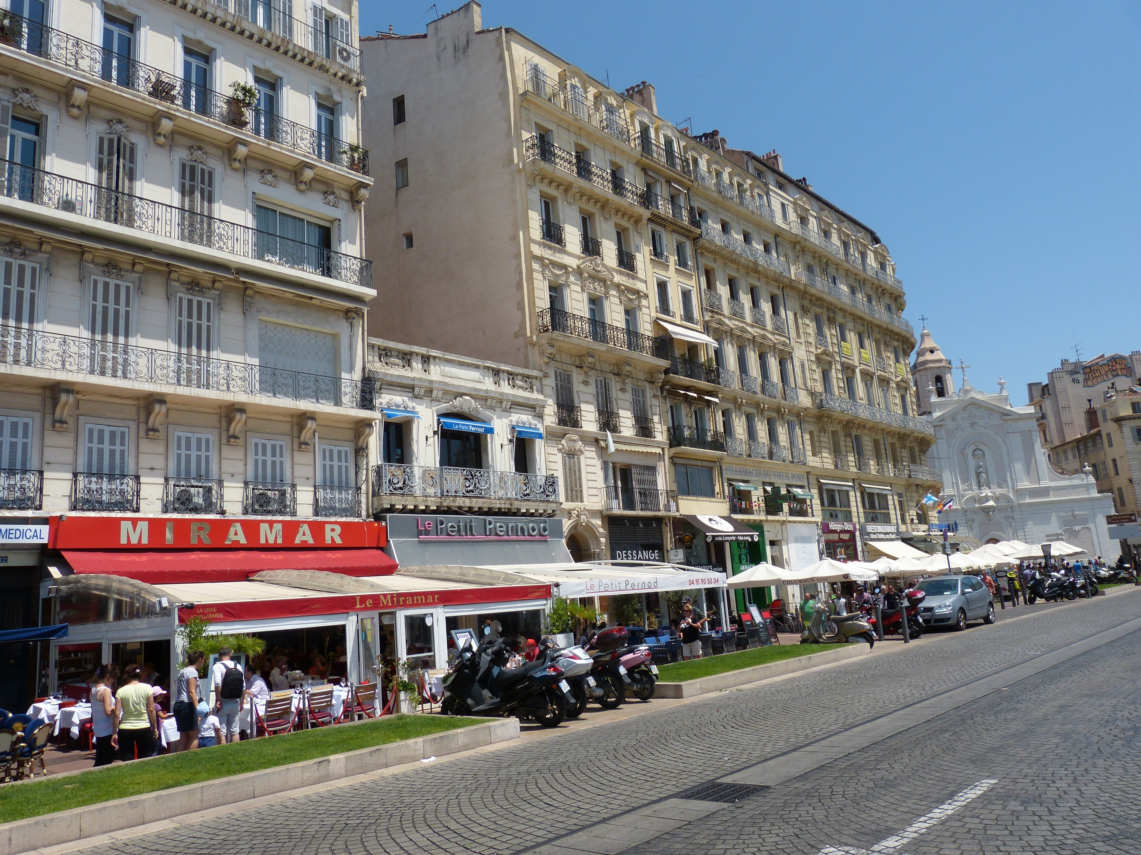 nature, day, apartment, built structure, marseille, 4K, men, crowd, mediterranean, architecture, group of people, mode of transportation, sky, tourism, HD Wallpaper