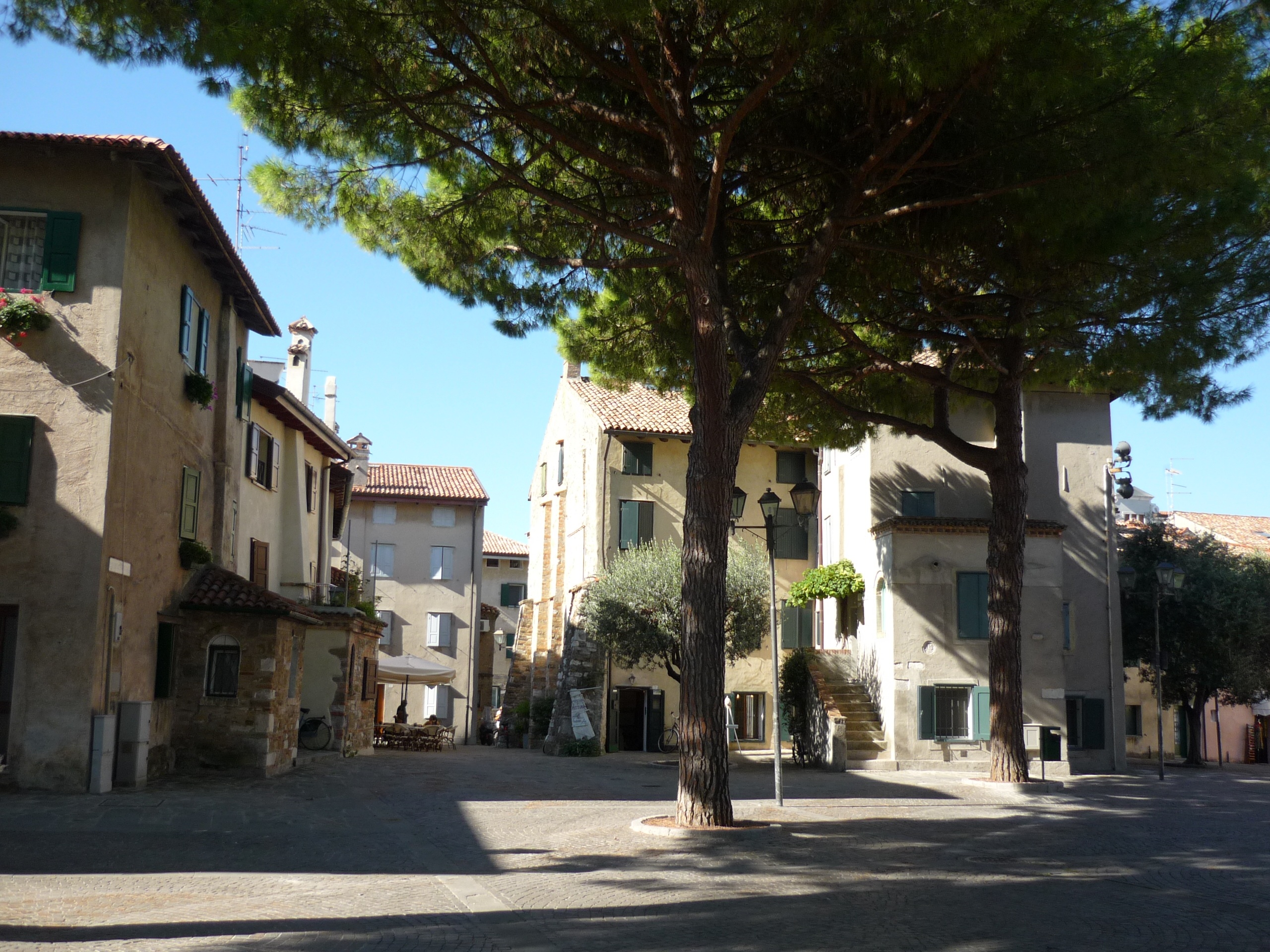 day, shadow, house, sky, tree, built structure, architecture, pine tree, history, outdoors, direction, building, city, italy, europe, mediteran, residential district, HD Wallpaper