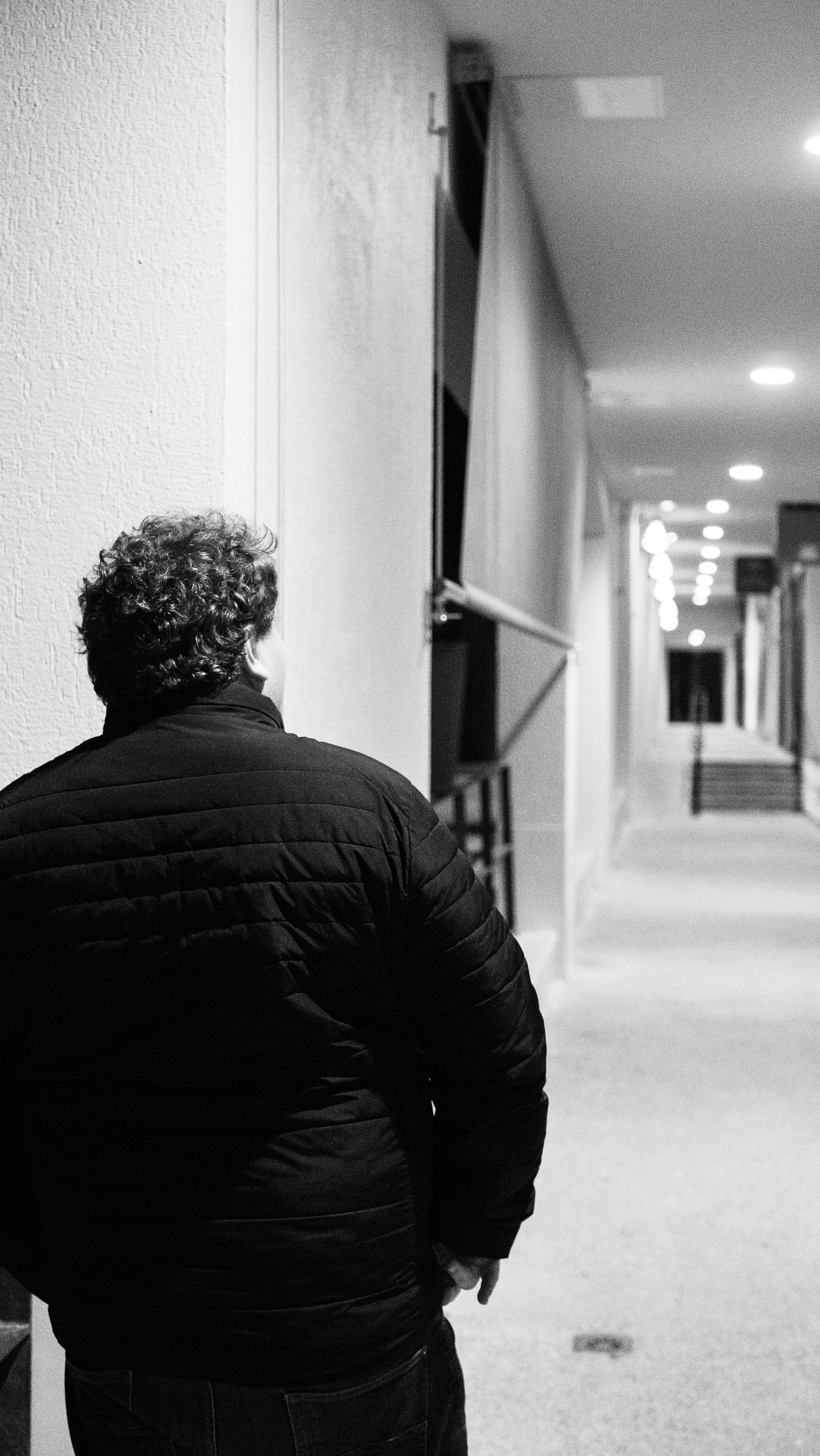 men, grain, bokeh, france, bandw, street photography, hairstyle, wintage, black and white, building, person, long sleeve, one person, depth, human, light in the night, Phone HD Wallpaper