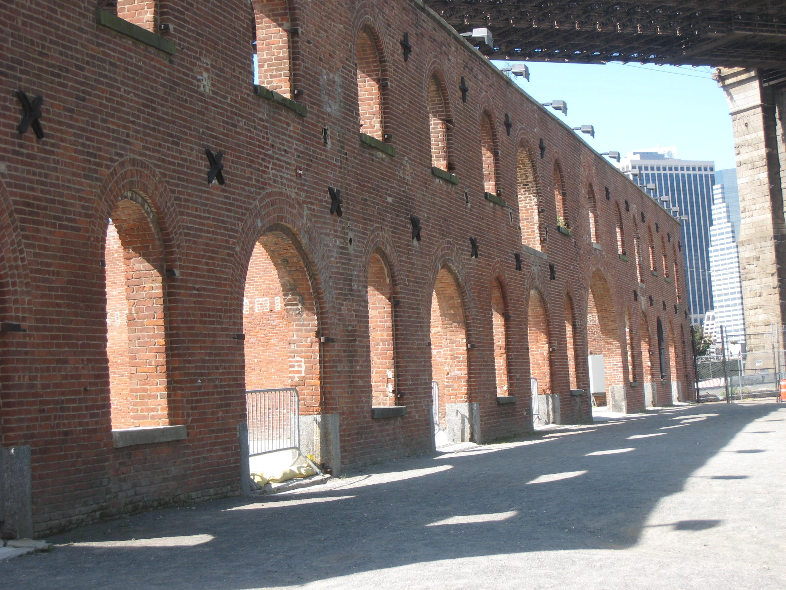 century building, transportation, famous Place, day, wall, the past, ceramic decoration, ogee arches, detail, red brick building, sunlight, brick wall, HD Wallpaper