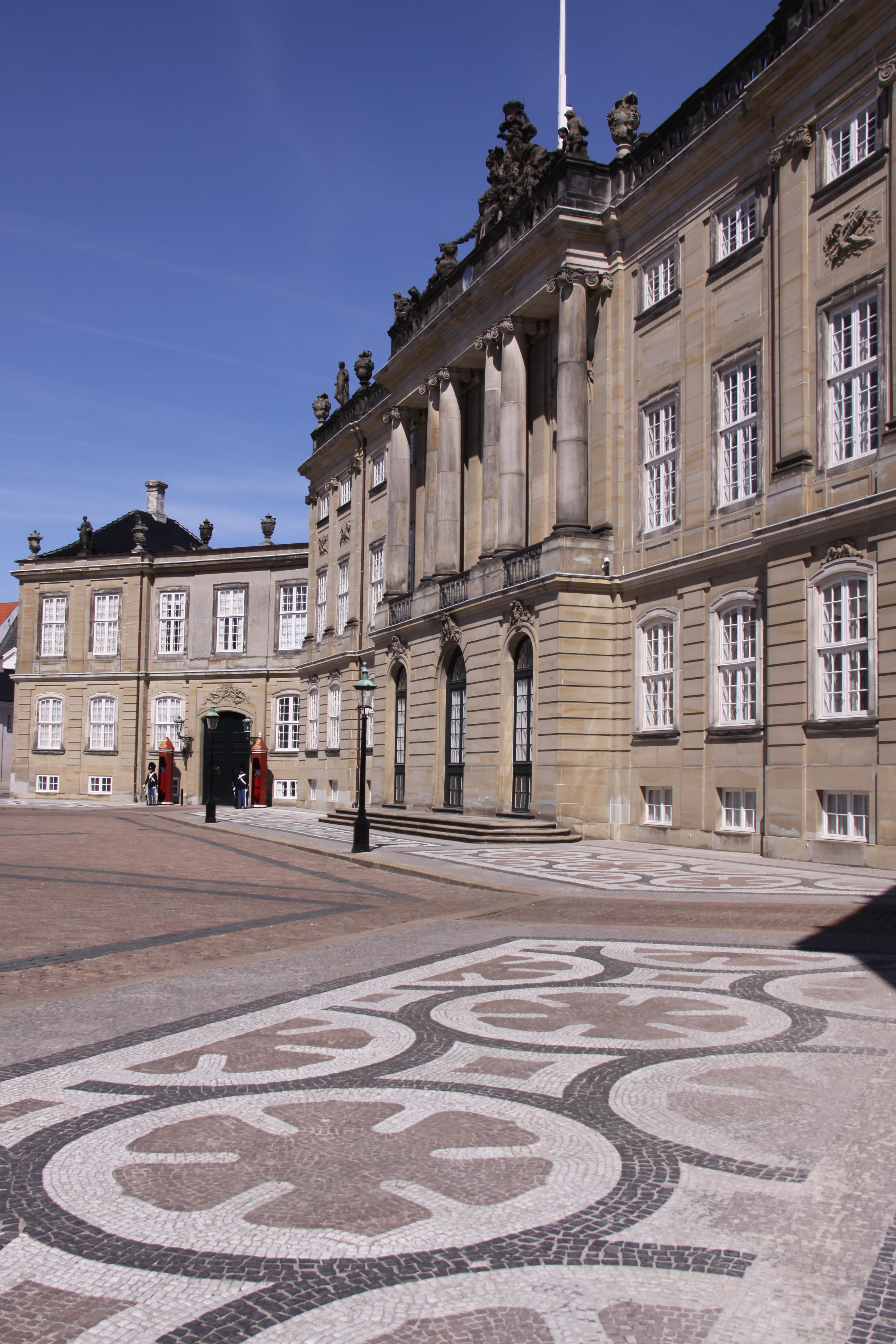capital, architectural column, scandinavian, sky, copenhagen, courtyard, sunlight, Amalienborg, square, nature, danish, monument, tradition, day, Castle, Phone HD Wallpaper