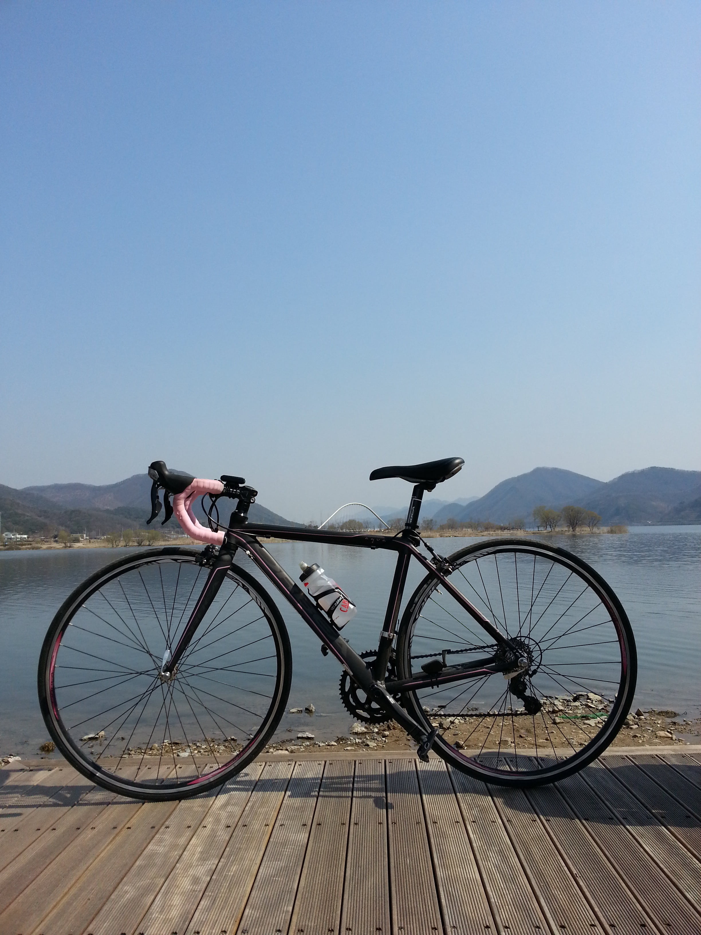 2K, real people, sky, travel, water, mode of transportation, land vehicle, bicycle, lifestyles, day, cycle, riding, outdoors, river, north han river, nature, Phone HD Wallpaper