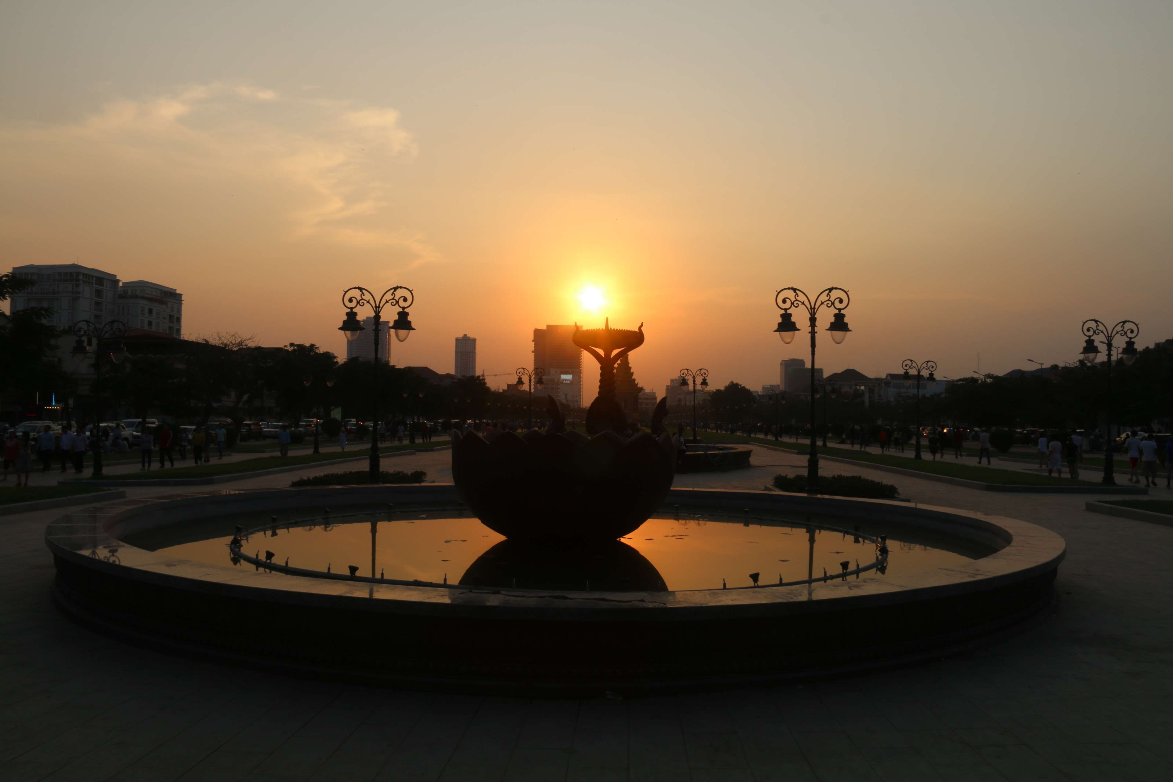 sculpture, sunlight, outdoors, building exterior, sunset, 4K, built structure, transportation, orange color, architecture, city, nature, fountain, street, HD Wallpaper