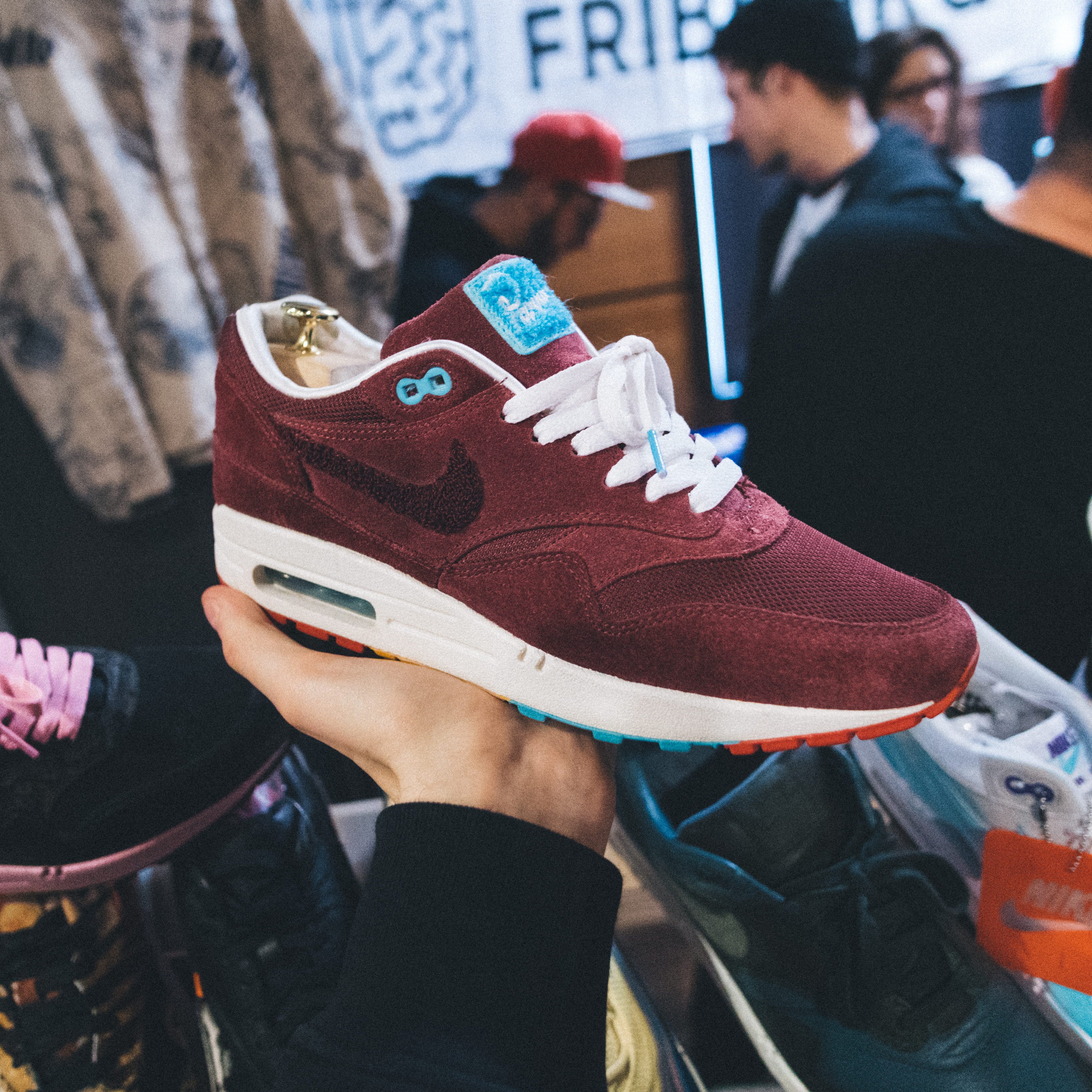 am1, adult, focus on foreground, sneakers, human hand, 1, day, human leg, paris, parra, incidental people, france, nike, women, two people, collaboration, Phone HD Wallpaper