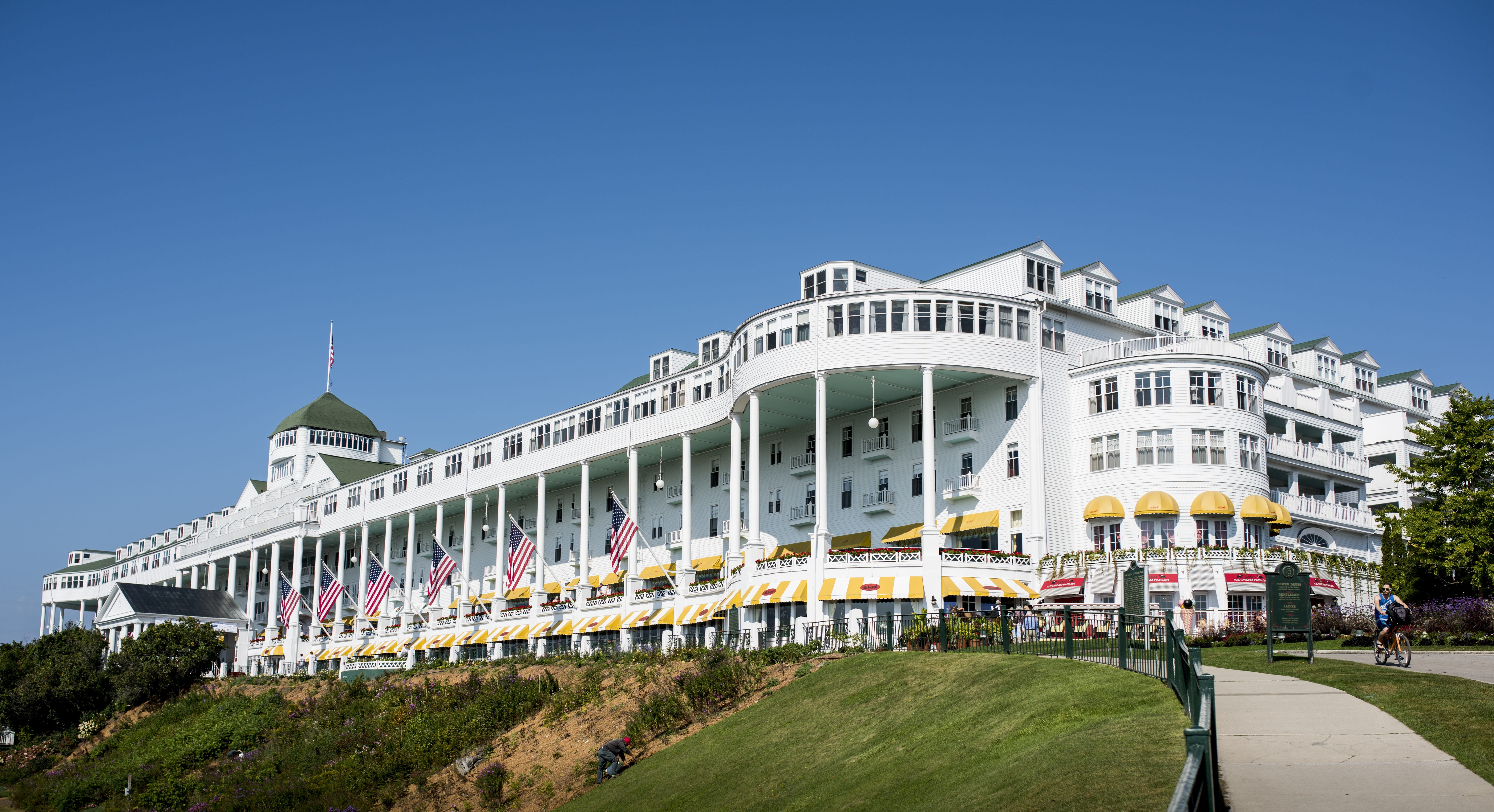 hotel, building, heritage, plant, vacation, clear sky, mackinac island, history, blue, residential district, the grand, monument, tourism, travel, transportation, HD Wallpaper