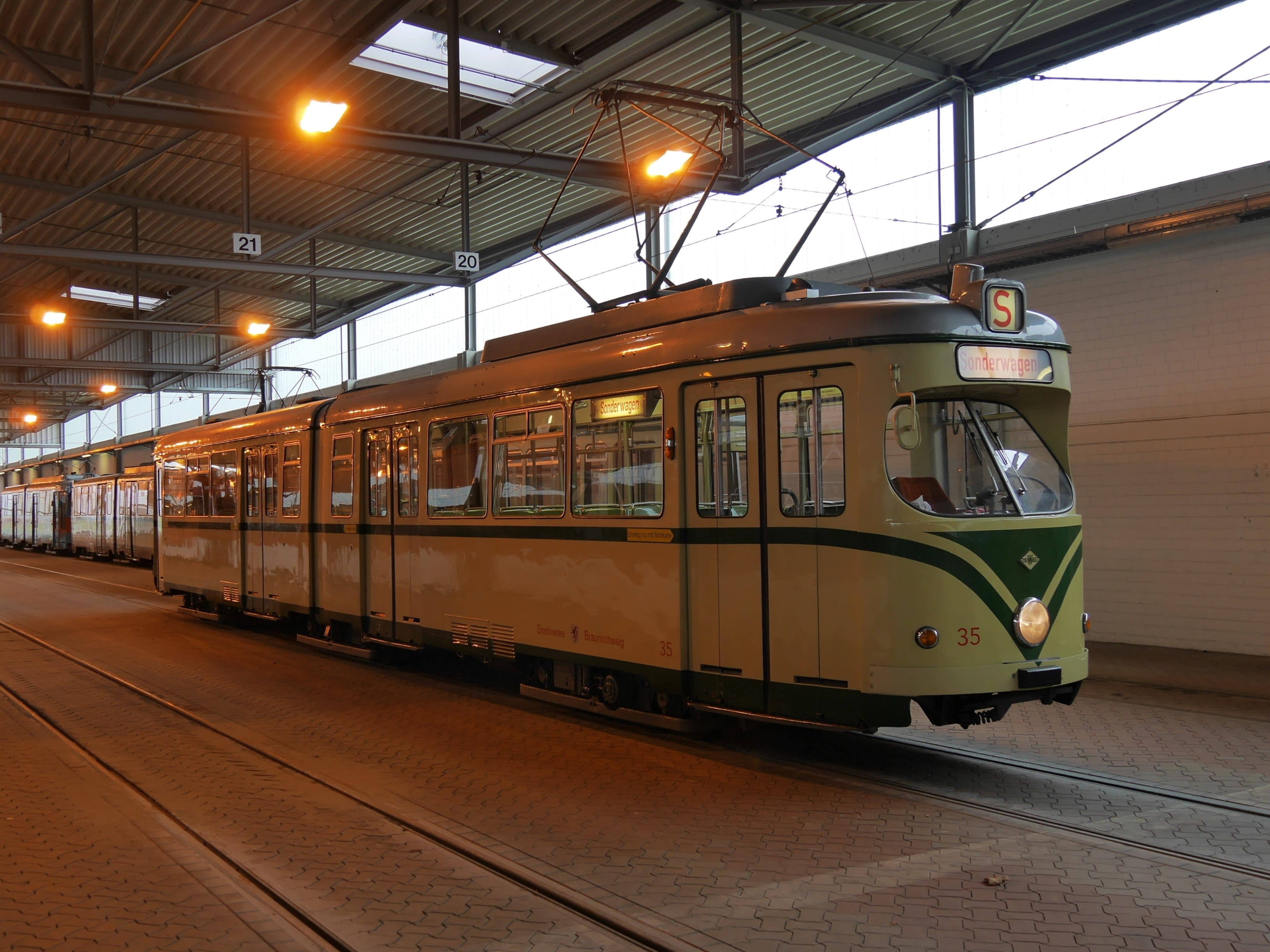 outdoors, train, railroad car, cable car, braunschweig, architecture, transportation, düwag, 2K, 60s, railroad station, public transportation, built structure, HD Wallpaper