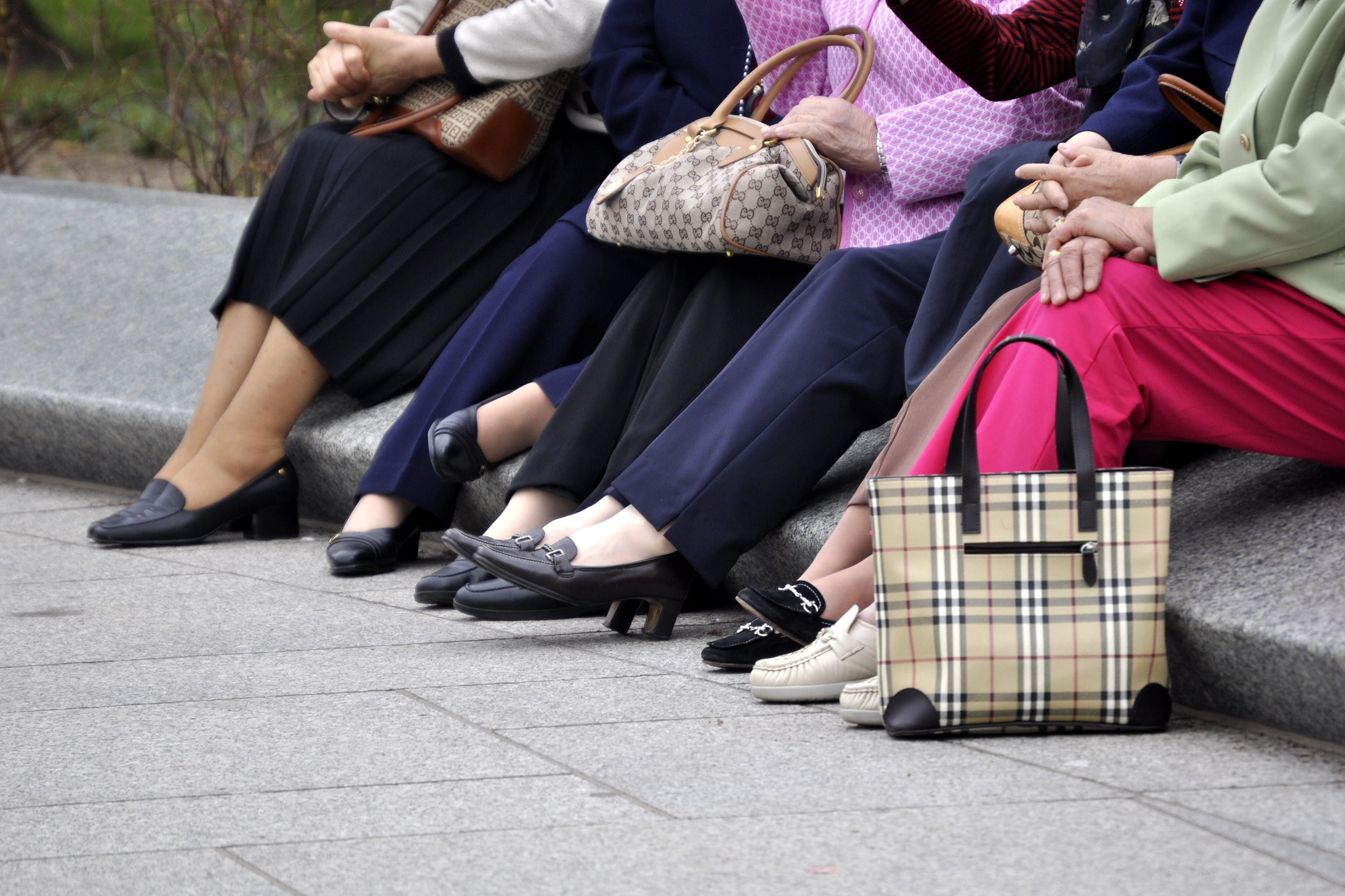 bag, transportation, 4K, resting, life, clothing, tourists, outdoors, tired, female, group of people, aching, feet, real people, shoe, footpath, men, friendship, HD Wallpaper