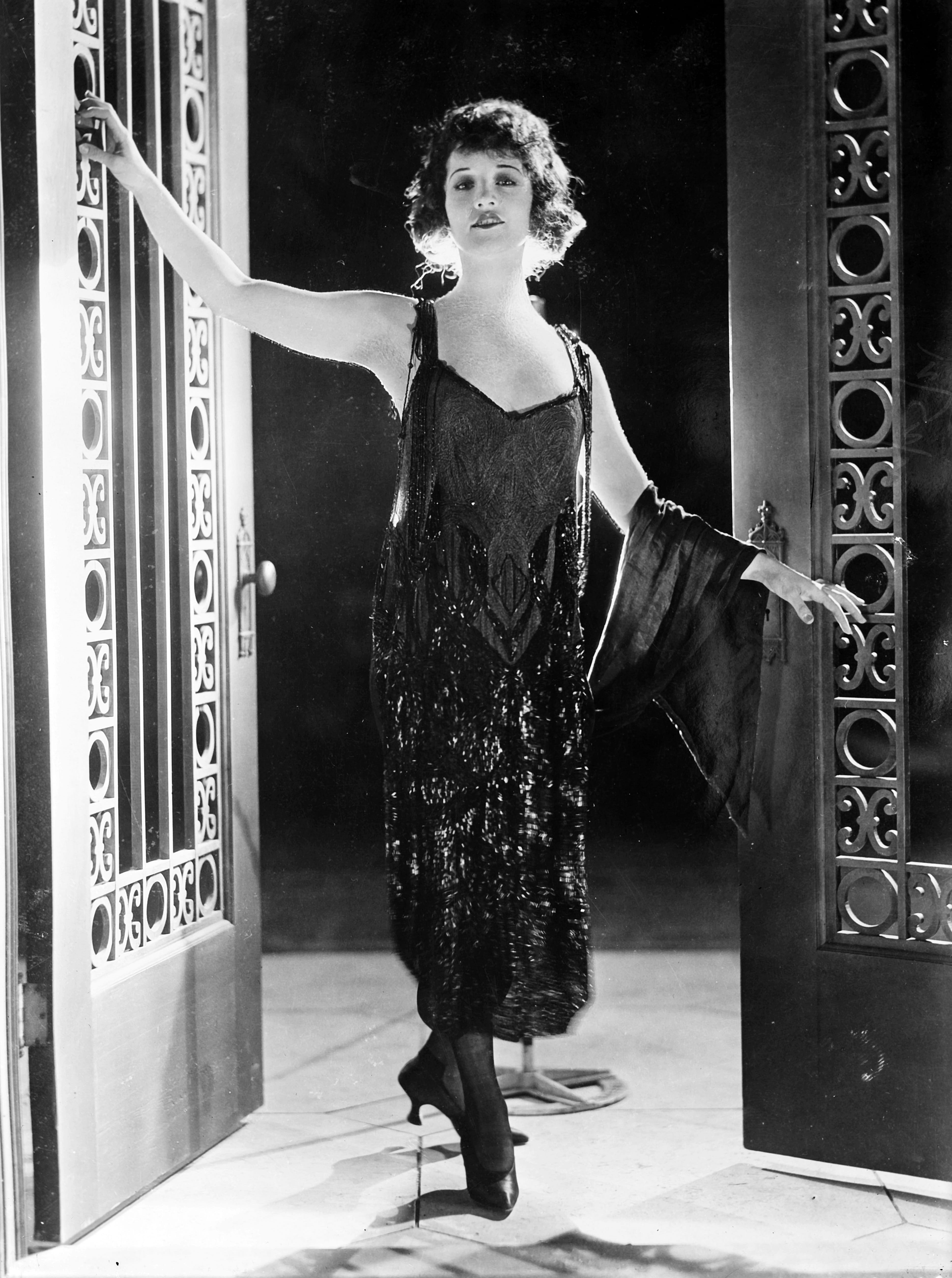 architecture, cinema, Betty Compson, smiling, Silent, looking at camera, full length, women, Films, leisure activity, beautiful people, standing, Actress, Phone HD Wallpaper