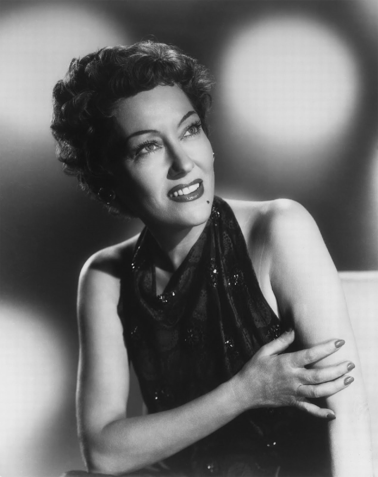 one person, emotion, happiness, portrait, lifestyles, sitting, motion pictures, gloria swanson, cecil b, young adult, actress, looking, leisure activity, Phone HD Wallpaper