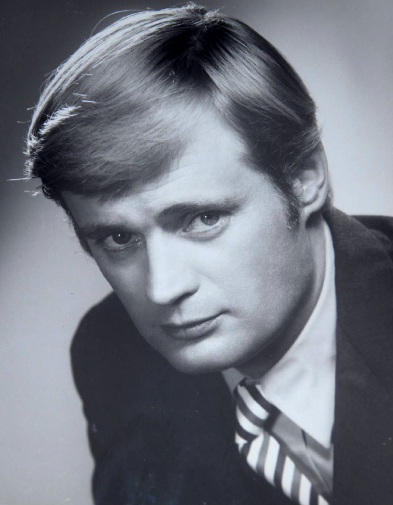 serious, television, film, illya kuryakin, young men, star, 1080P, motion picture, cinema, beautiful woman, one person, beauty, retro, contemplation, leisure activity, Phone HD Wallpaper