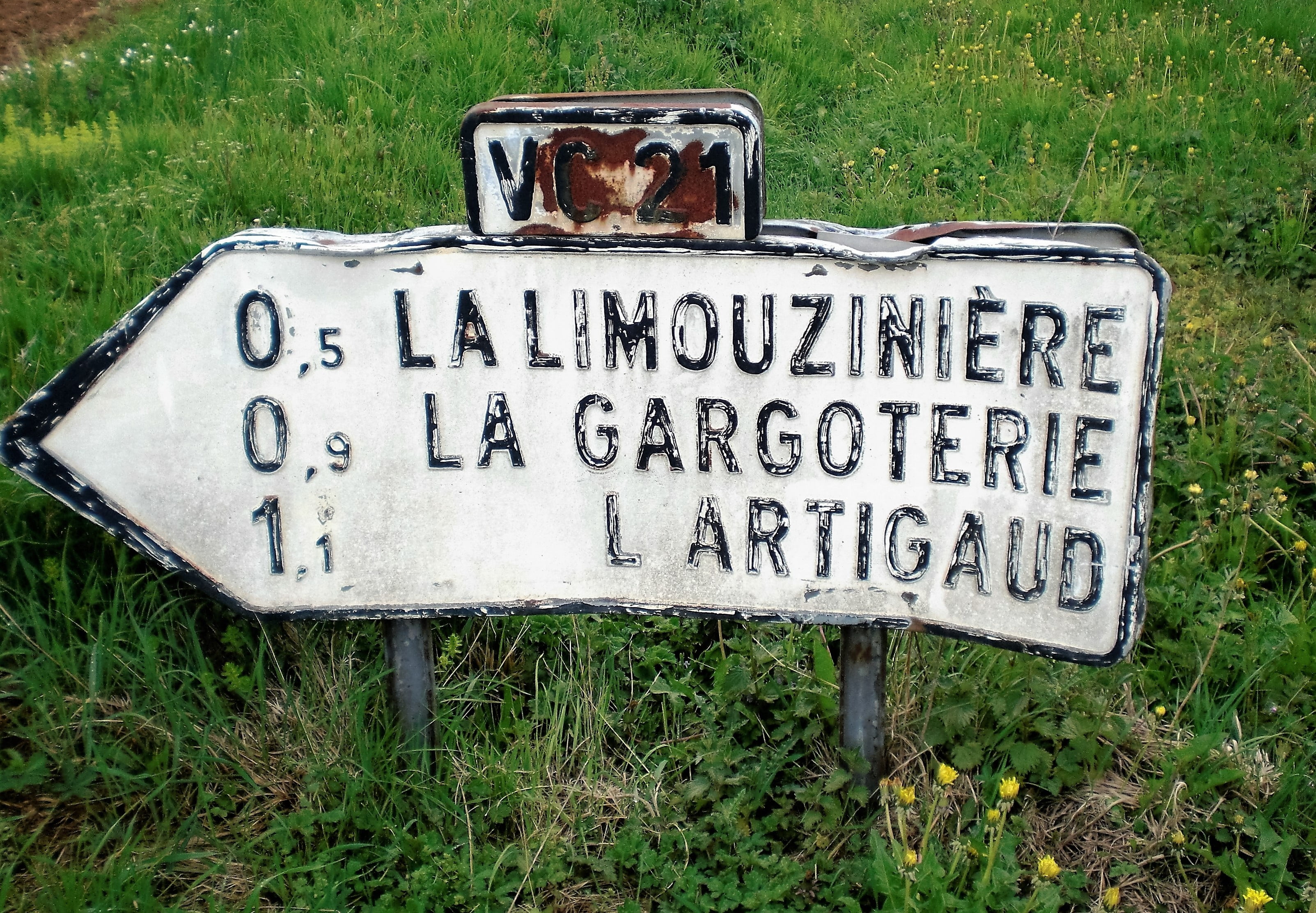 old, sign, outdoors, nature, close-up, guidance, text, land, field, no people, metal, rusted, grass, information sign, 2K, road sign, information, plant, HD Wallpaper