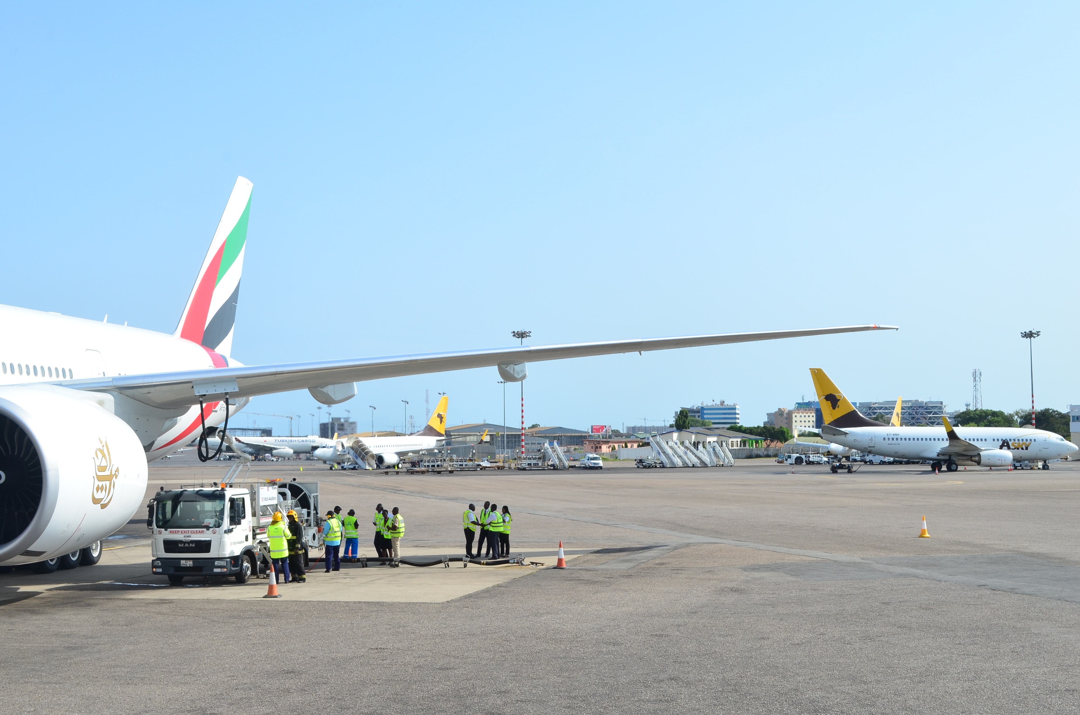 airport runway, private airplane, aerospace industry, emirates, working, outdoors, men, business, 2K, air vehicle, travel, airplane, busy, sky, sunlight, HD Wallpaper