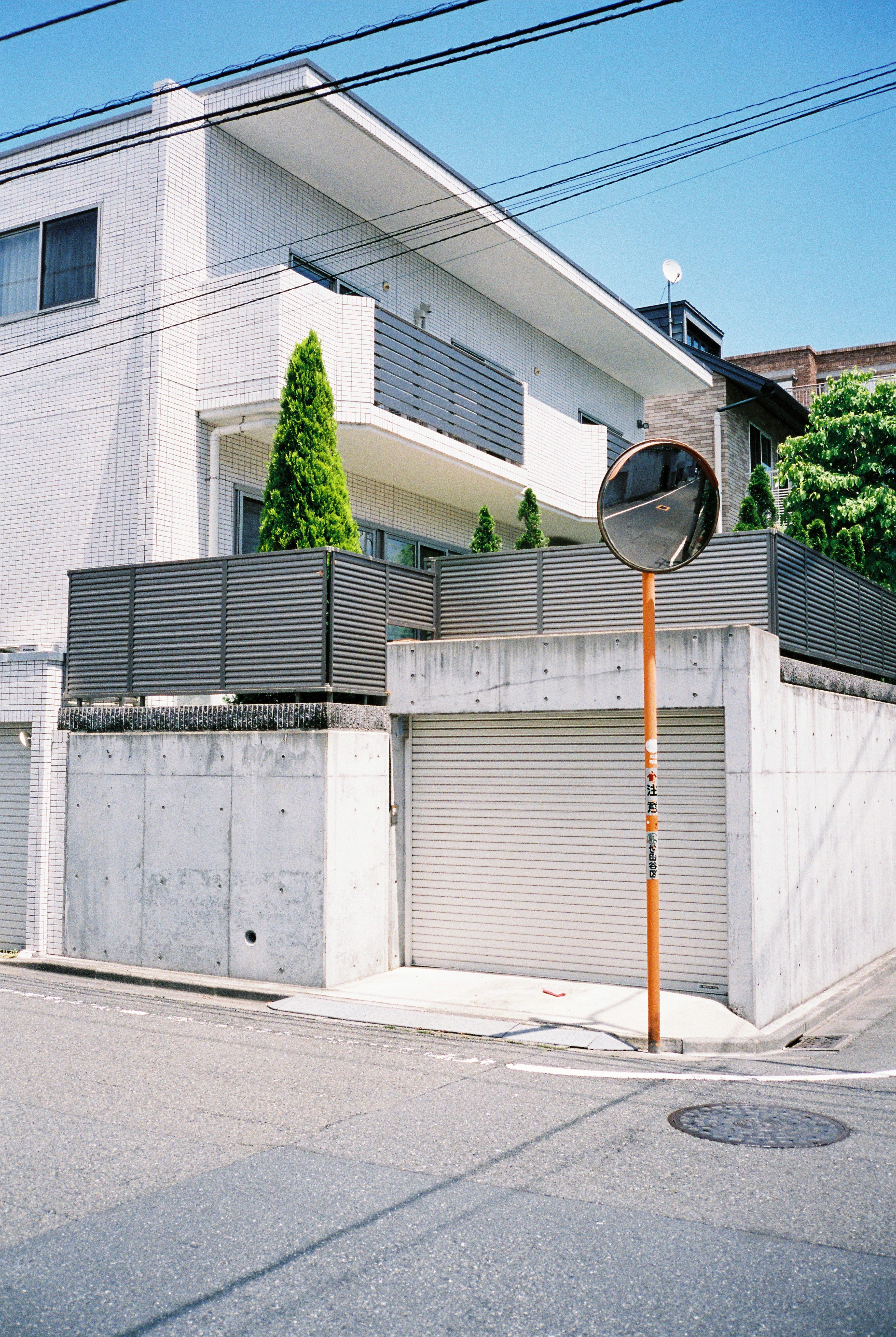 built Structure, urban Scene, mirror, concrete, modern, fence, steel, outdoors, architecture, balcony, garden, modern design, japan, brick, no People, black, Phone HD Wallpaper