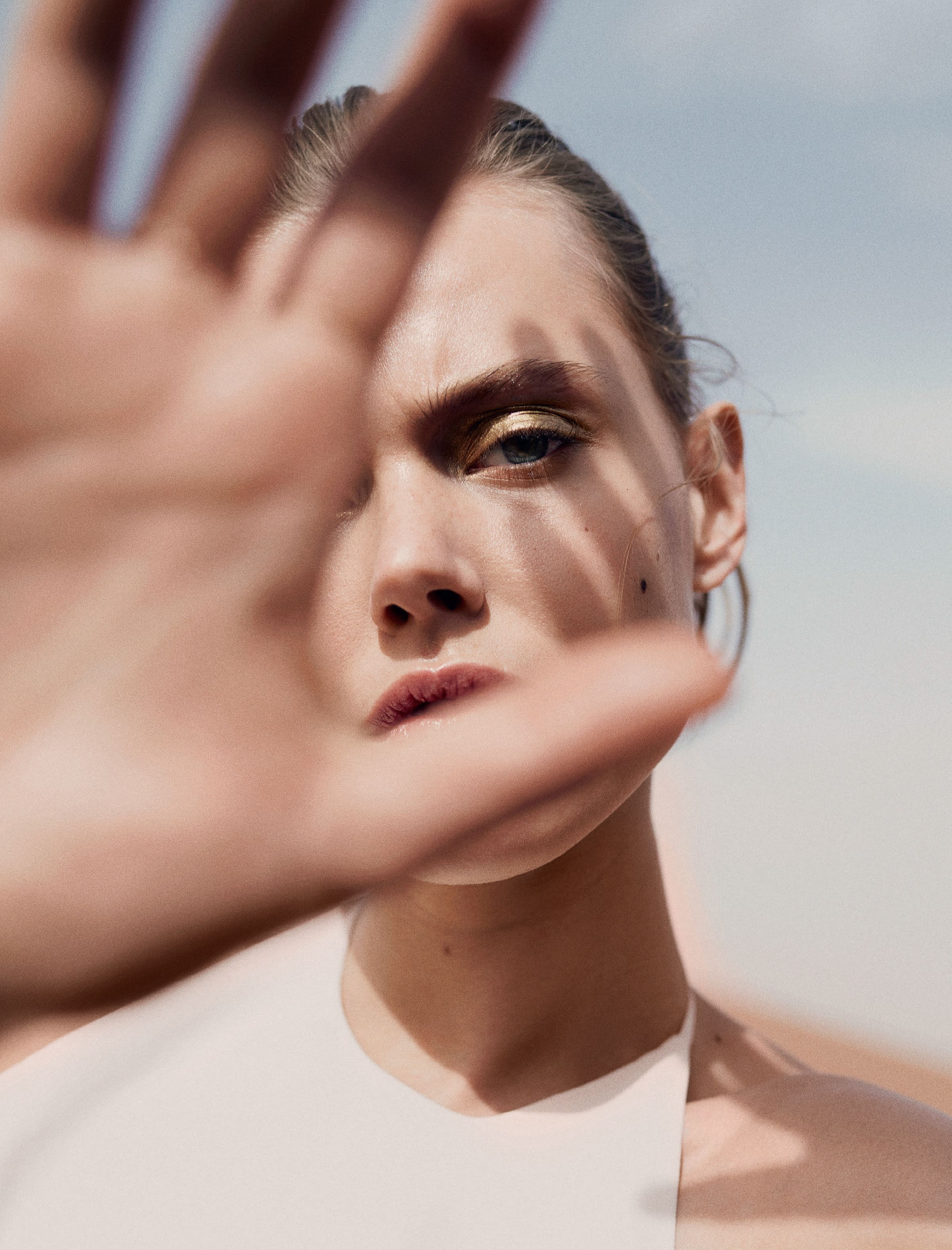 simple background, looking at viewer, Frida Gustavsson, model, 2K, green eyes, Phone HD Wallpaper
