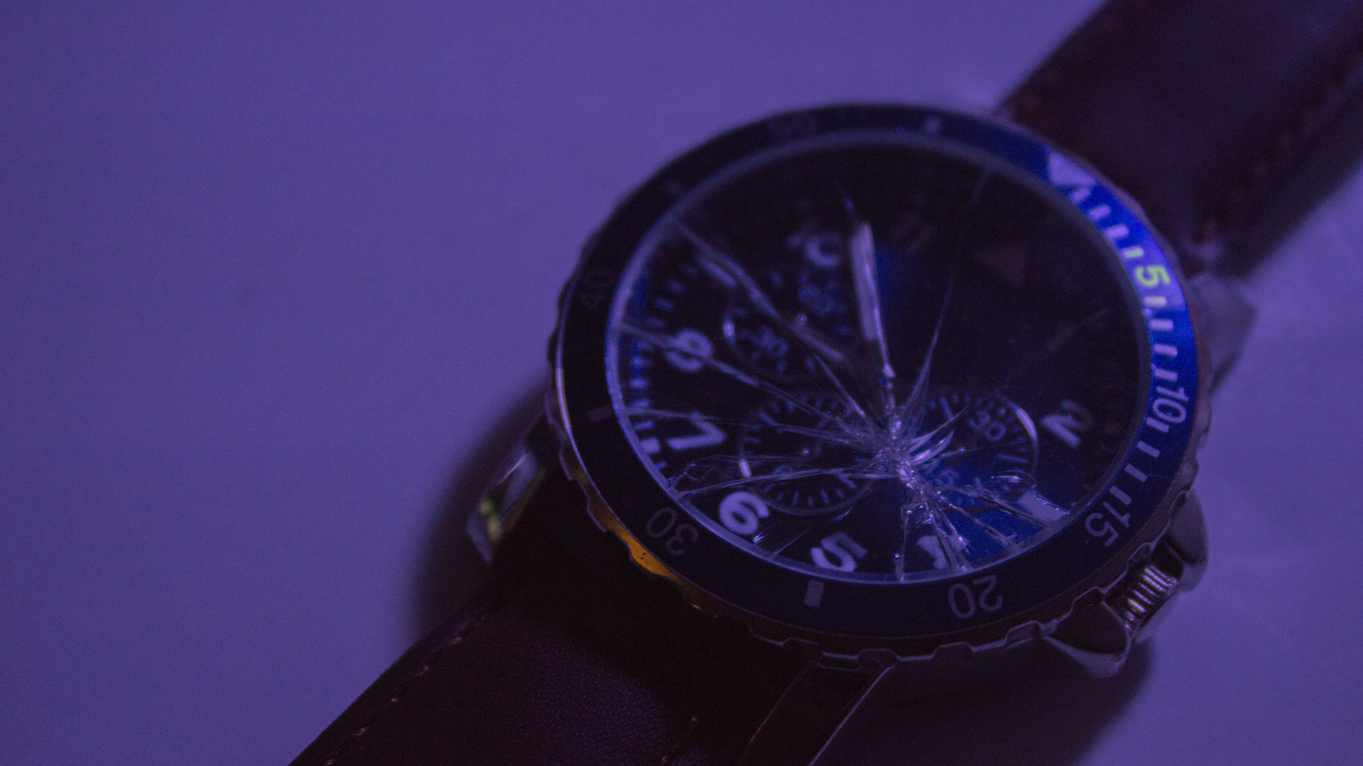 single object, silver colored, copy space, watch, wealth, glass, colored background, accuracy, purple, crack, wristwatch, shiny, indoors, time, numbers, HD Wallpaper