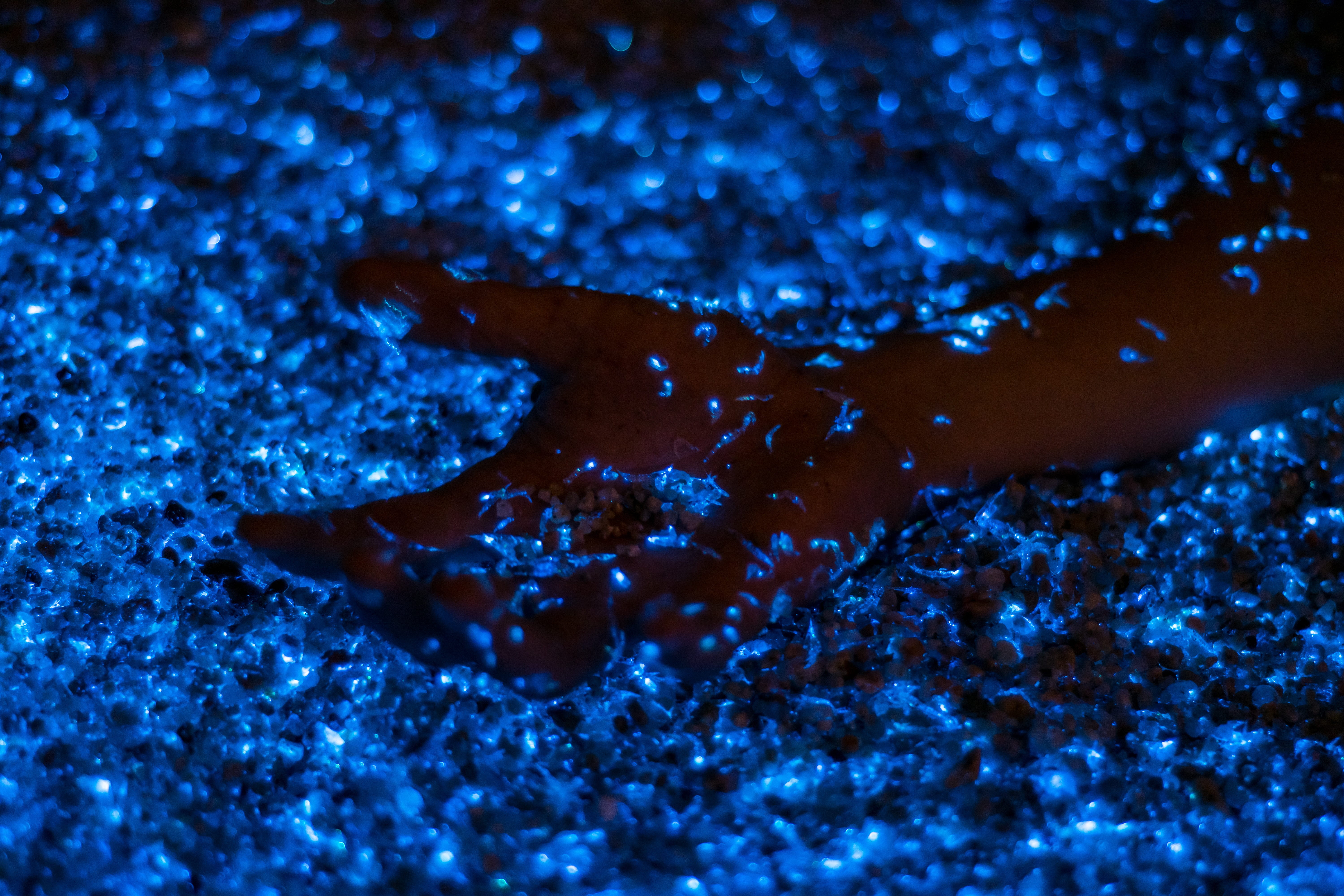 pattern, bioluminicencia, ocean, hand, backgrounds, wet, no people, solid, nature, beauty in nature, blue, full frame, plankton, water, outdoors, costa, HD Wallpaper