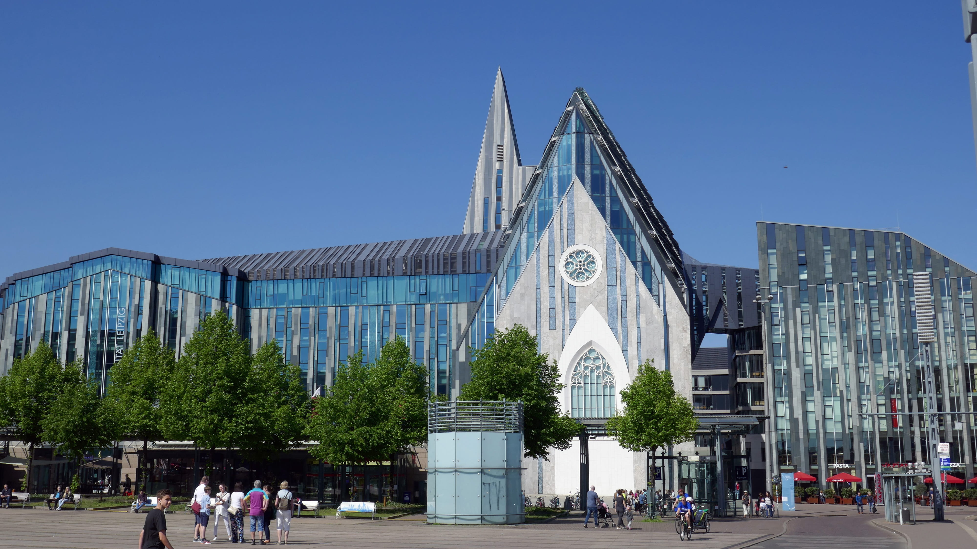 the centre of the city facades, leipzig, blue, women, places of interest, tourism, belief, real people, day, built structure, crowd, building exterior, HD Wallpaper