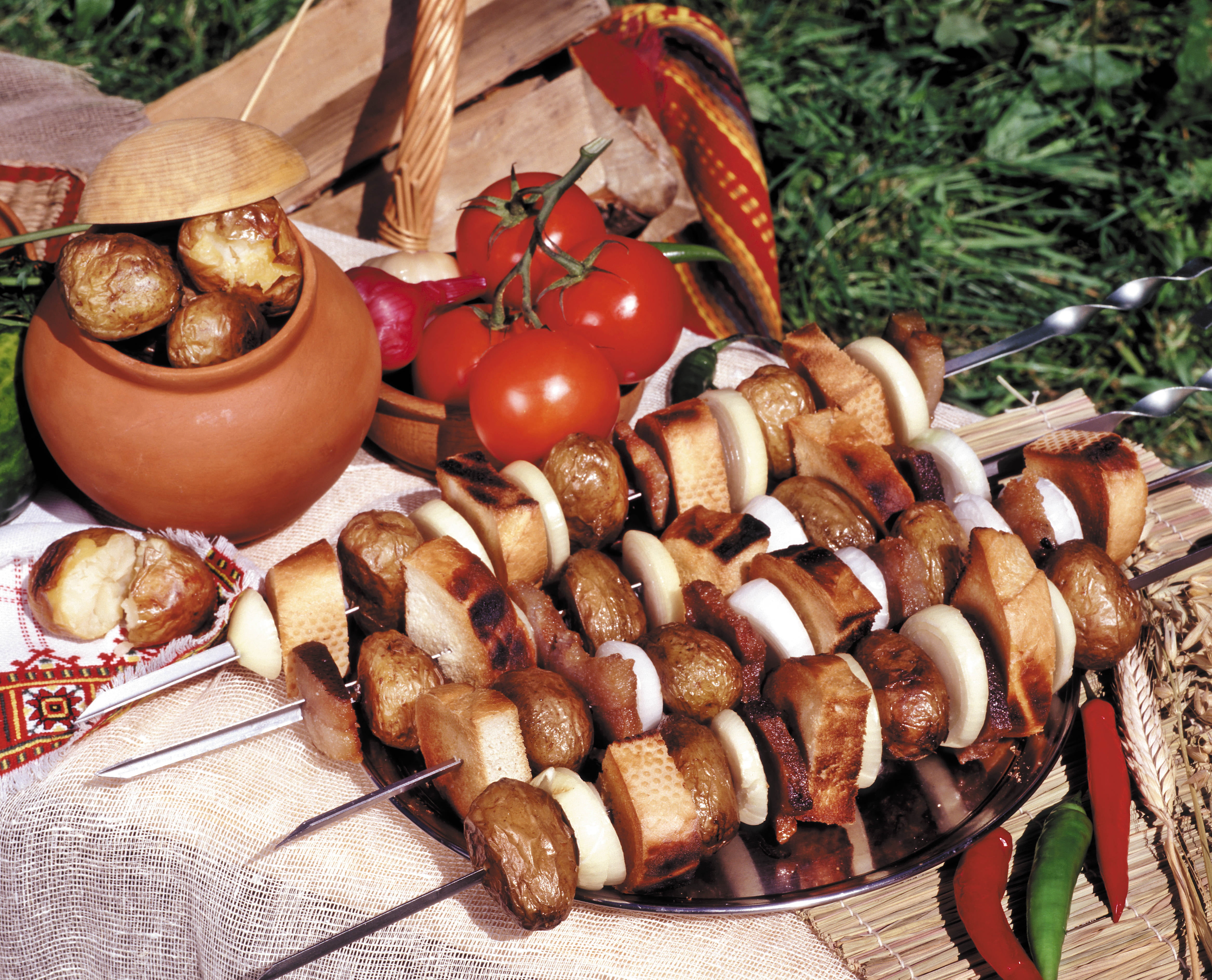 meal, plate, skewer, 4K, barbecue Grill, onion, grilled, food and drink, fungus, sausage, onions, large group of objects, basket, dinner, no people, gourmet, HD Wallpaper